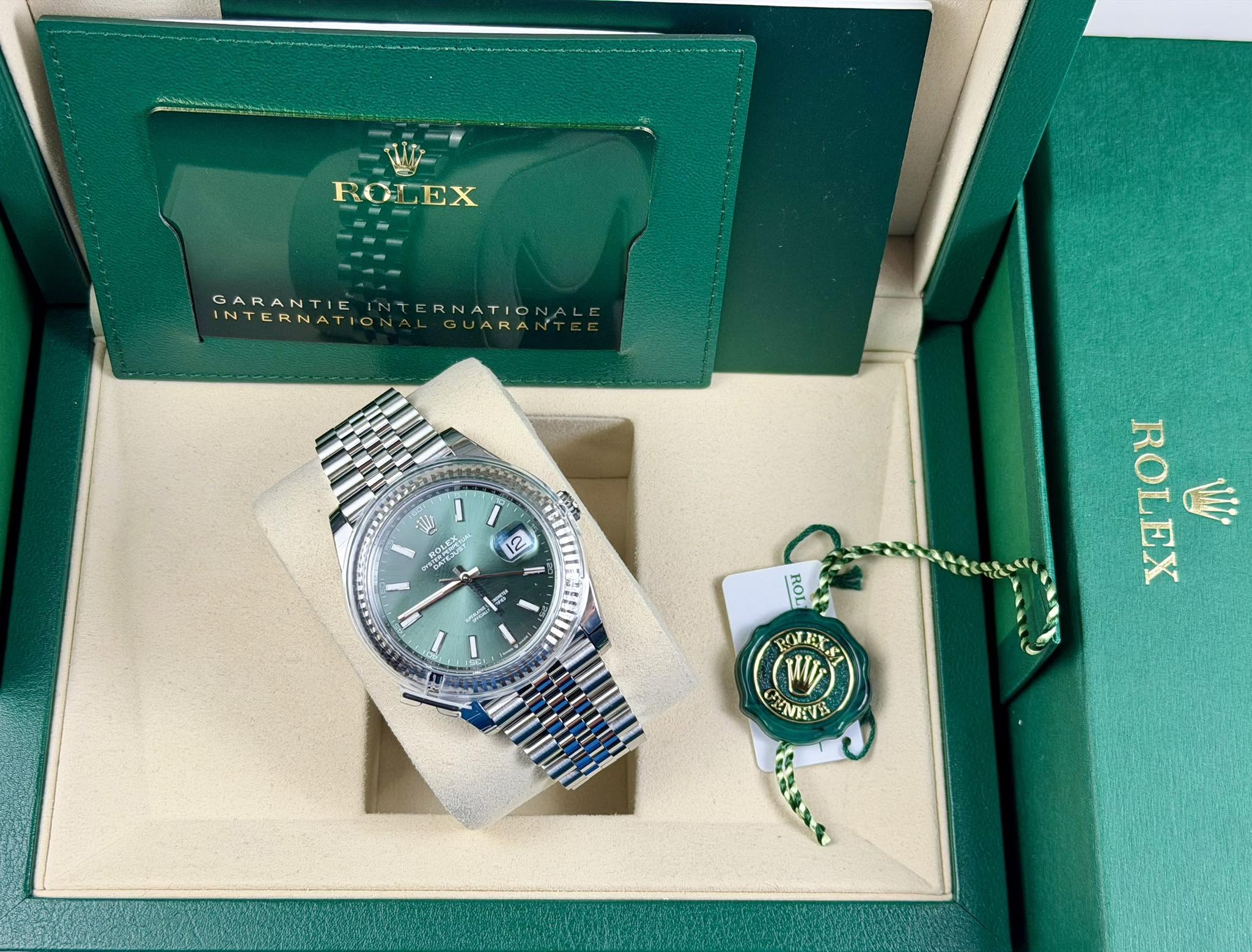 May be an image of wrist watch and text that says 'ROLEX ニ GAR GARANTIE GARANTIEINTERNATIONA מ' ERNATIO INTERNATIONALGUARANTEI UARAN INTERNATION N ุนทัล cy N ف ងន ١ HO ROL ROL…