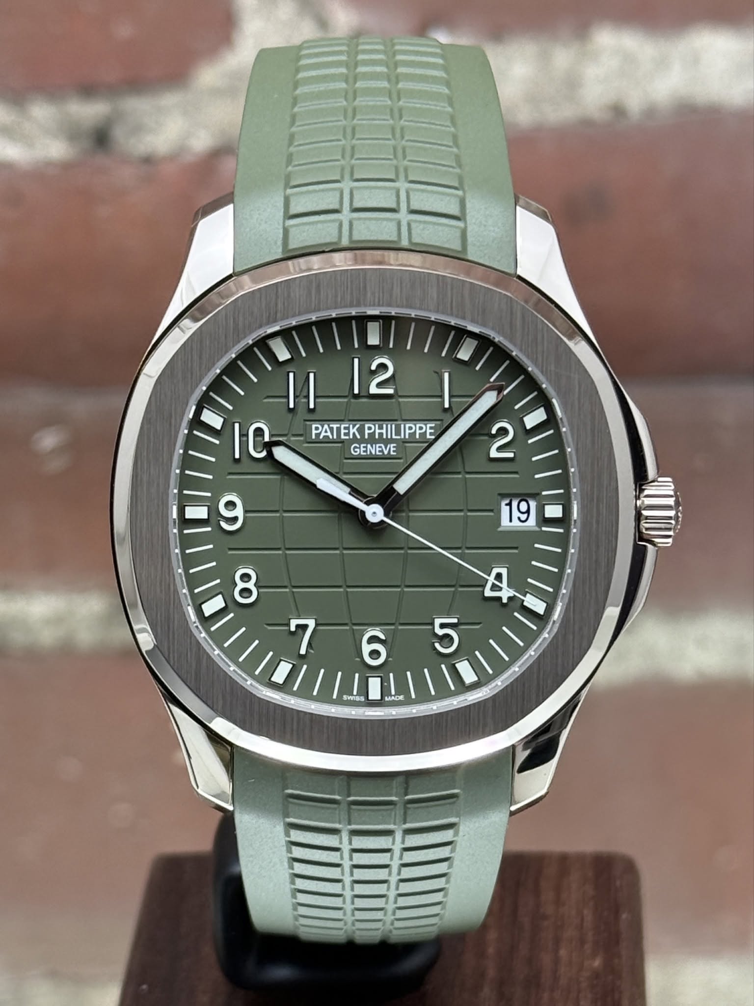 May be an image of wrist watch and text that says 'I1 1112 12 ۱ I0 PATEK PATEKPHILIPPE PHILIPPE GENEVE SwESs 生車事 MADE'