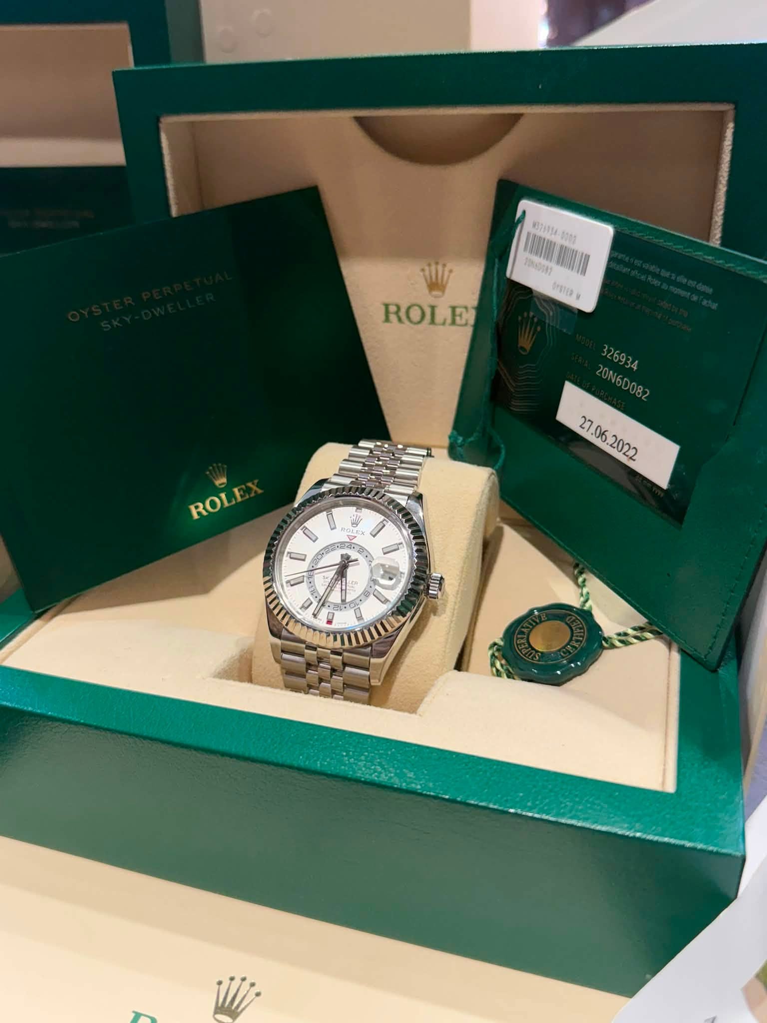 May be an image of wrist watch and text that says 'ขลางน 153 e 目 1100 MOY W ROLE ROL U A D 7 En A 5 0 ه 4 I 11 S 0 面 S'