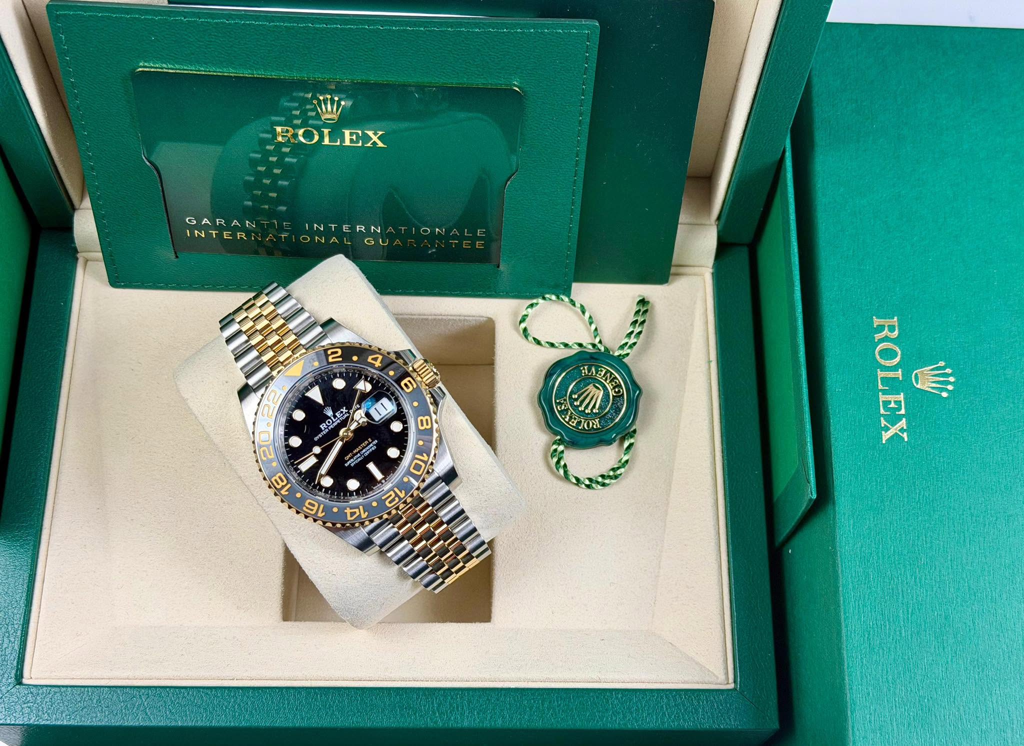 May be an image of wrist watch and text that says 'ROLEX GARAN E GARANTIEINTERNATIONALE INTERN INTERN TION INTERNATIONALL IONALE IONALGU 2 4 6 8 ROLEX サイルサビメ ลลปล မာက် ምጎ ወ 10 ላ 40…