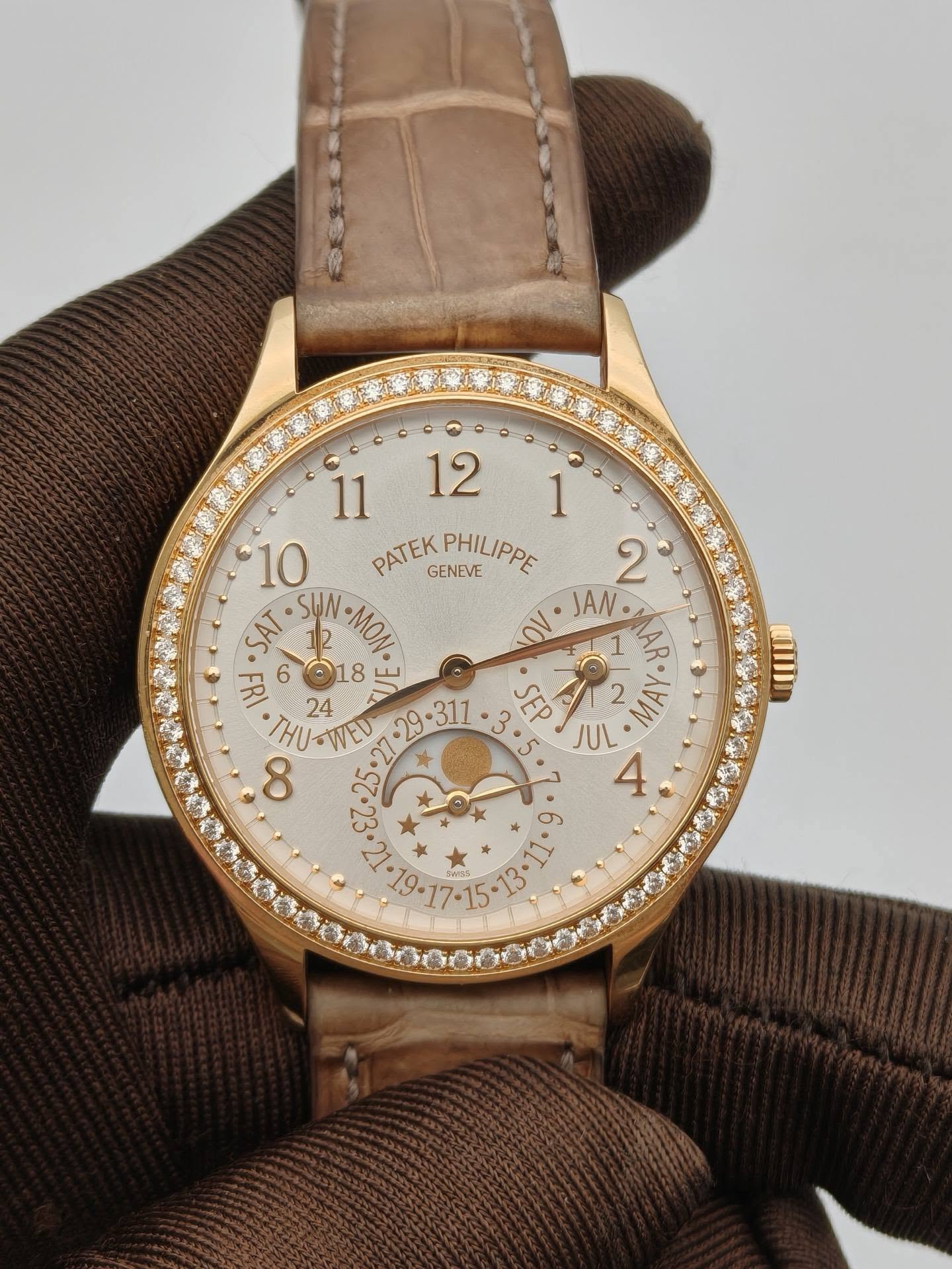May be an image of wrist watch and text that says ' PATEK GENEVE PHILIPPE 2 SAT SWN MON ٥٨0٠ JAM AR FRI 6 I له 2 አ! 16 THU 24 WED JUL र 1 17-15 ဟ జ'