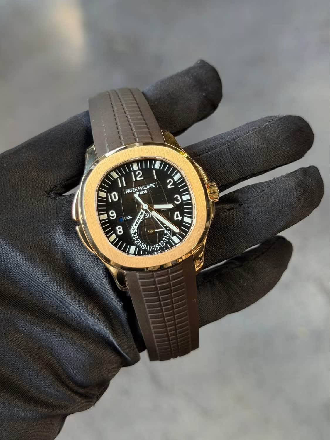 May be an image of wrist watch and text that says '12 LIPPE 10 PATEK GENEVE 2 3 9 NOCAL XA 8 ن ስትስሜዝ 17 7.15'