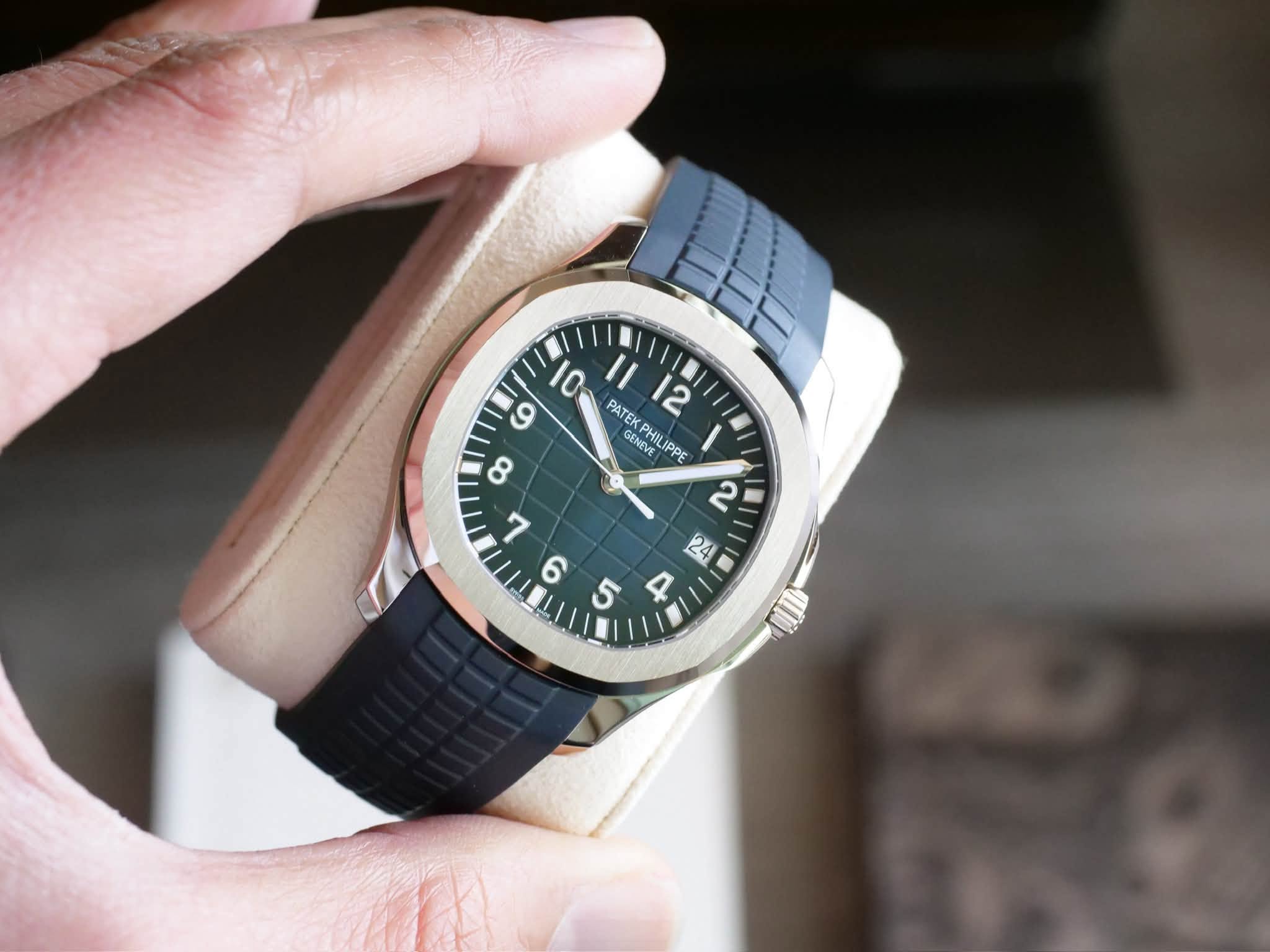 May be an image of digital watch and text that says '10 و PATEKPH PATE 12 GENMIL JETEVE 1|12 PHI ထ REVE KPHIL IPPE D'