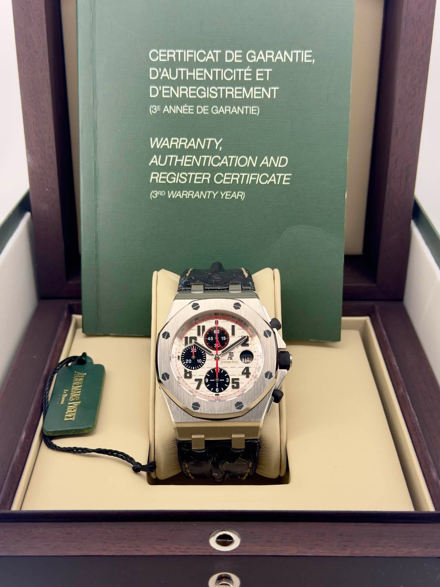 May be an image of wrist watch and text that says 'CERTIFICAT DE GARANTIE, D'AUTHENTICITÉ ET D'ENREGISTREMENT (3E ANNÉE DE GARANTIE) WARRANTY, AUTHENTICATION AND REGISTER…
