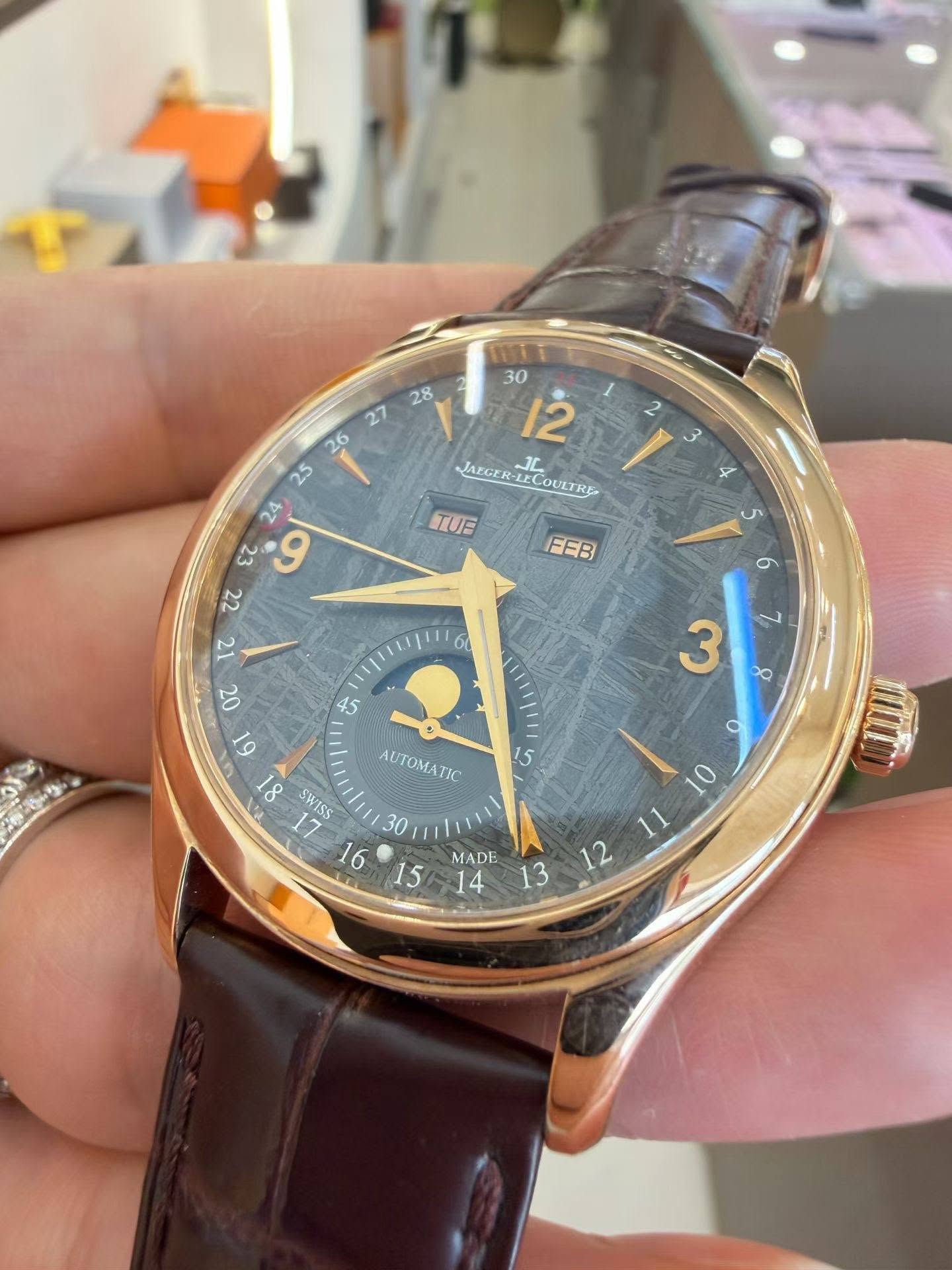 May be an image of wrist watch and text that says '28 30 12 JAECER ECOUTRE JL στ و 22 12 TUE 5 FEB 6 60 ي Si س 3 PQ မ်န်မု AUTOMATIC TIC 15 ٥ 00 61 81 SWISS 숯 Is S 0 MADE '