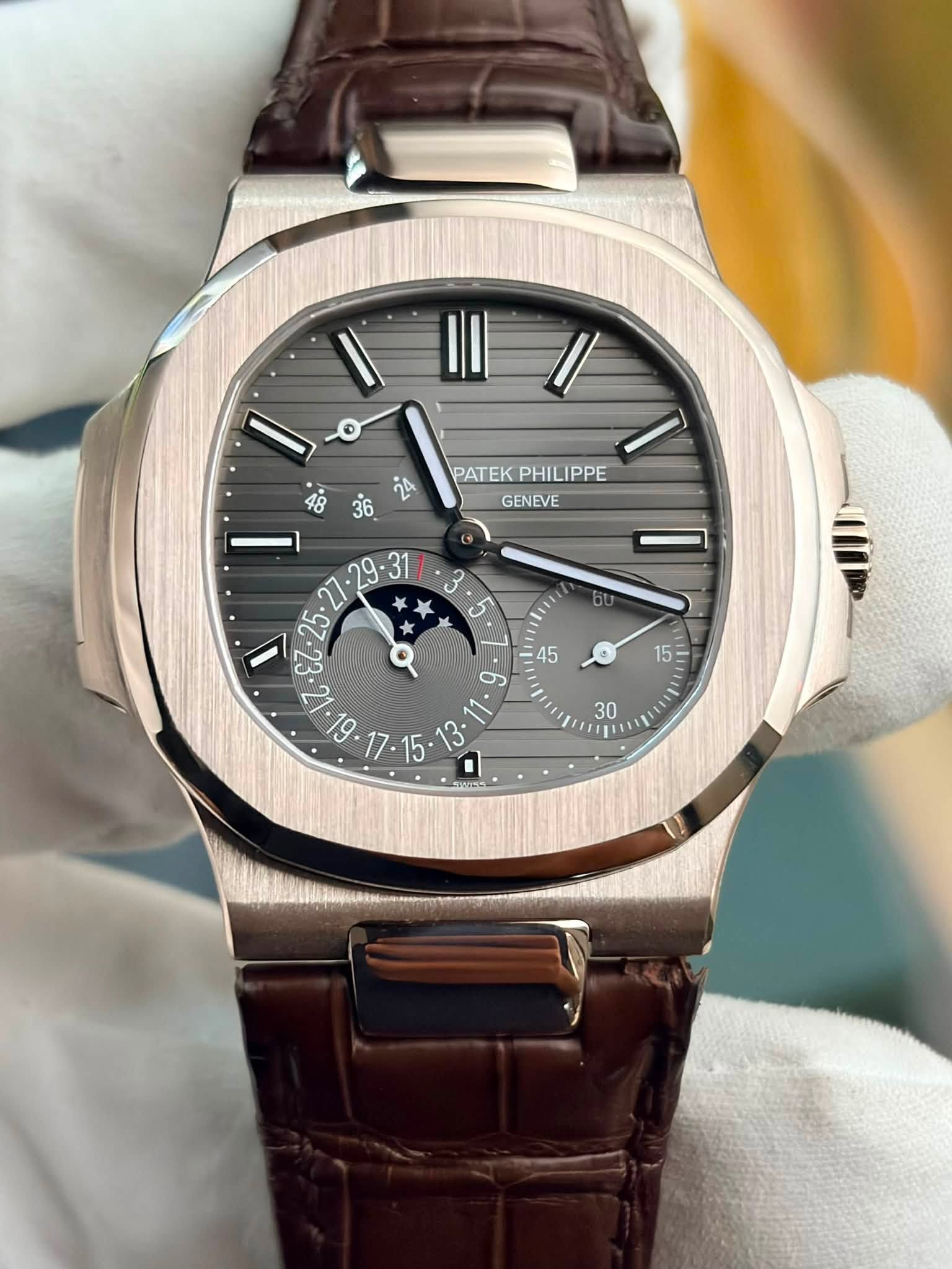 May be an image of wrist watch and text that says 'PATEKPHILIPPE PATEK PHILIPPE GENEVE ی జ 1L و ف ・15・ '