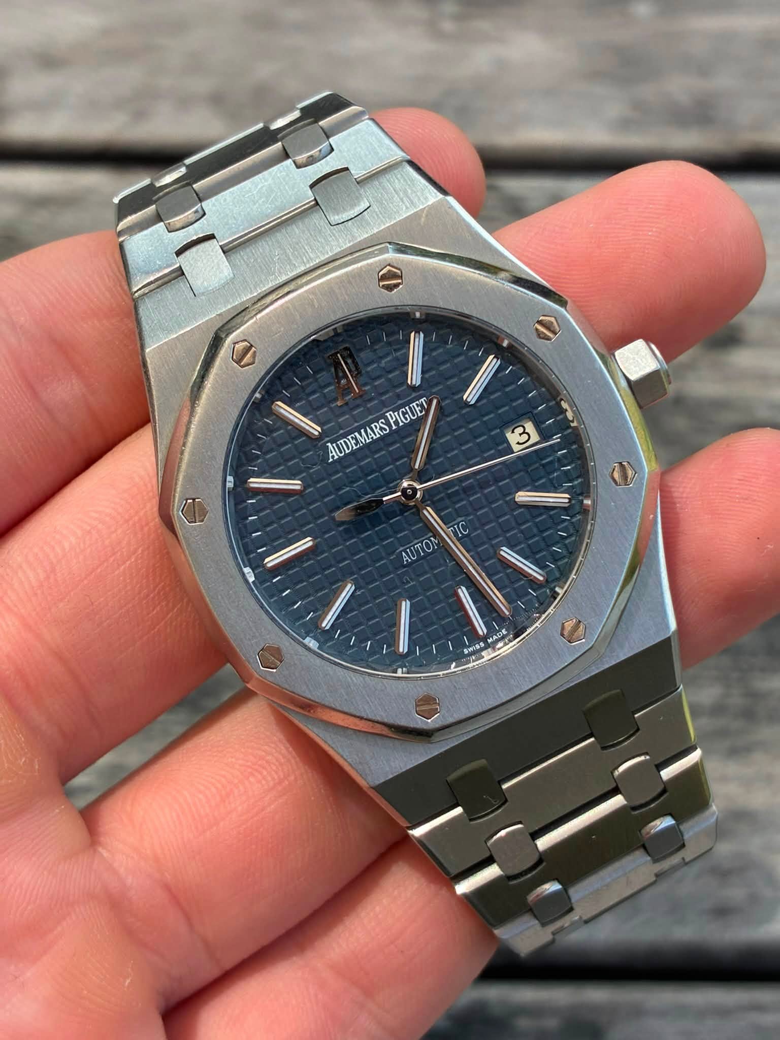 May be an image of wrist watch and text that says 'AUDEMARSP PIGUET AUDEMARS 3 TIC AUTOM SWIsS ede A ADE MADE 金'
