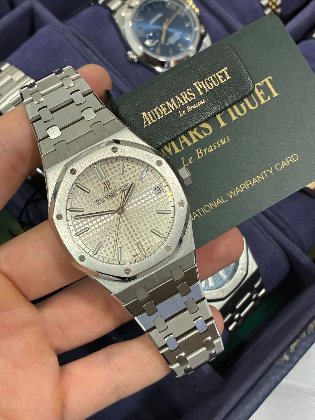 May be an image of wrist watch and text that says 'PIGUET IUUET AUDEMARS م AUDEMARSPIGUET 茶ん B745I14 活だ Le VIAKD I' Brassus Le CARD WARRANTY ATIONAL 旺 優 AP DEVARS ARS PIETET…