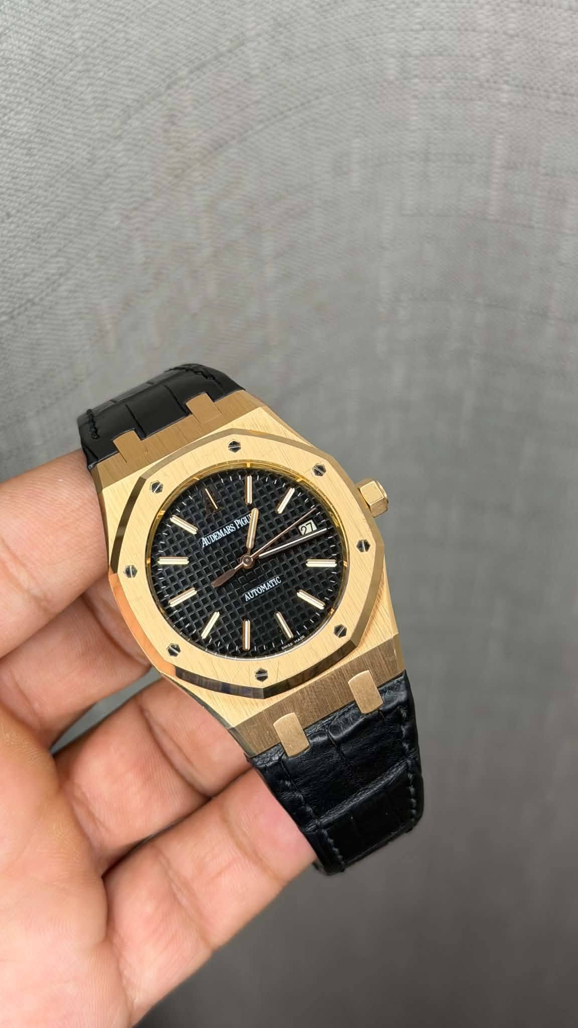 May be an image of wrist watch and text that says 'I E ALDMARSPIOL IO 61 キ AUTONATIC e N'