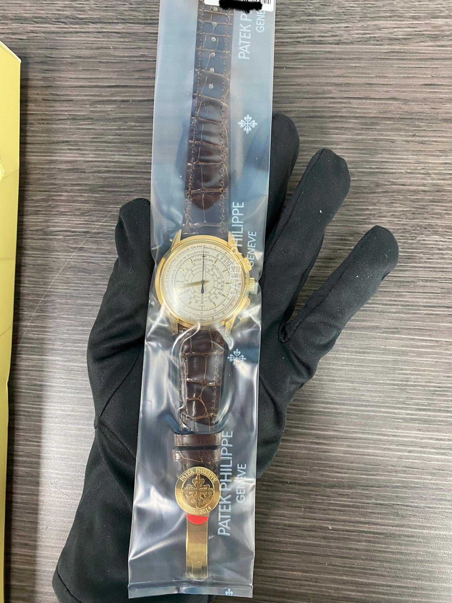 May be an image of wrist watch and text that says 'PATEK GEN 01 PHILIPPE ΝEΝΟ SENEVE IPPE PATEKPHILIPPE PHILIPPE VE ENEVE VE PATEK GE'