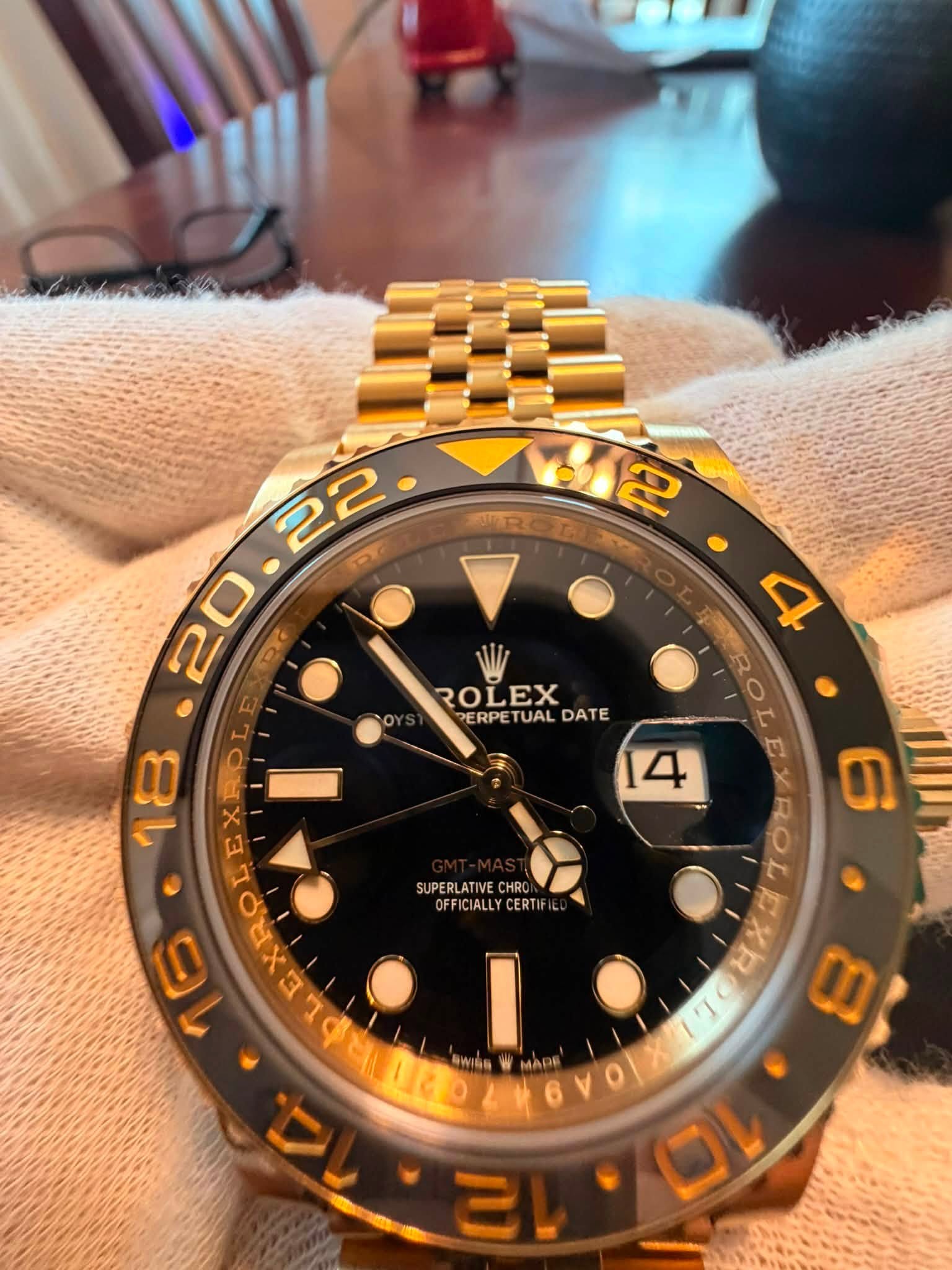 May be an image of wrist watch and text that says 'ROL MI2 22 2 पका 20 2 रंद 18 RUP ل 4 ROLEX PERPE PERPETUAL TUAL PETUALDAT DATE 14 တ SUPERLATIVECHRO SUPERLATIVE CHRO…