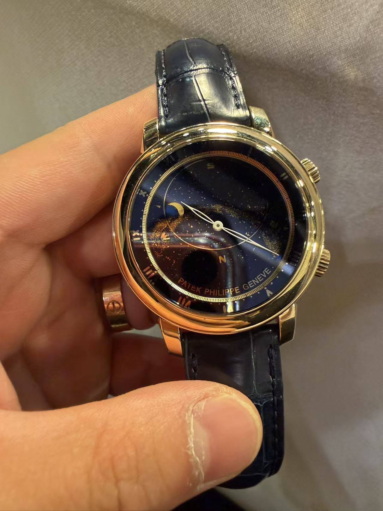 May be an image of wrist watch and text that says 'u YADY P DAL LMP NEVE.'