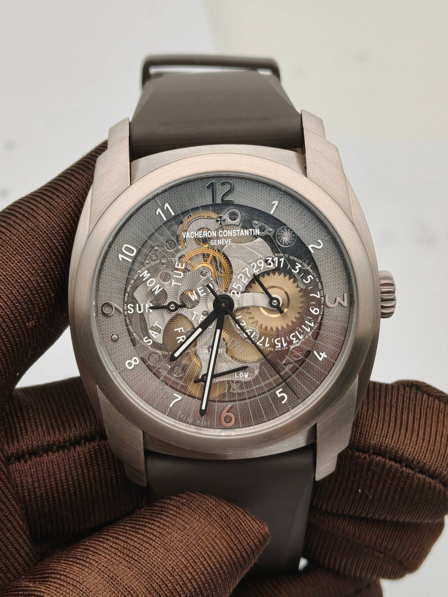 May be an image of wrist watch and text that says '11 VACHERON CONST CONSTANTIN ACHERONCONSTANTIN ANTIN GENEVE 10 ON ב W :S SUN S ت ထ 9 9 SL 'いい C با RANILLON 9 5'