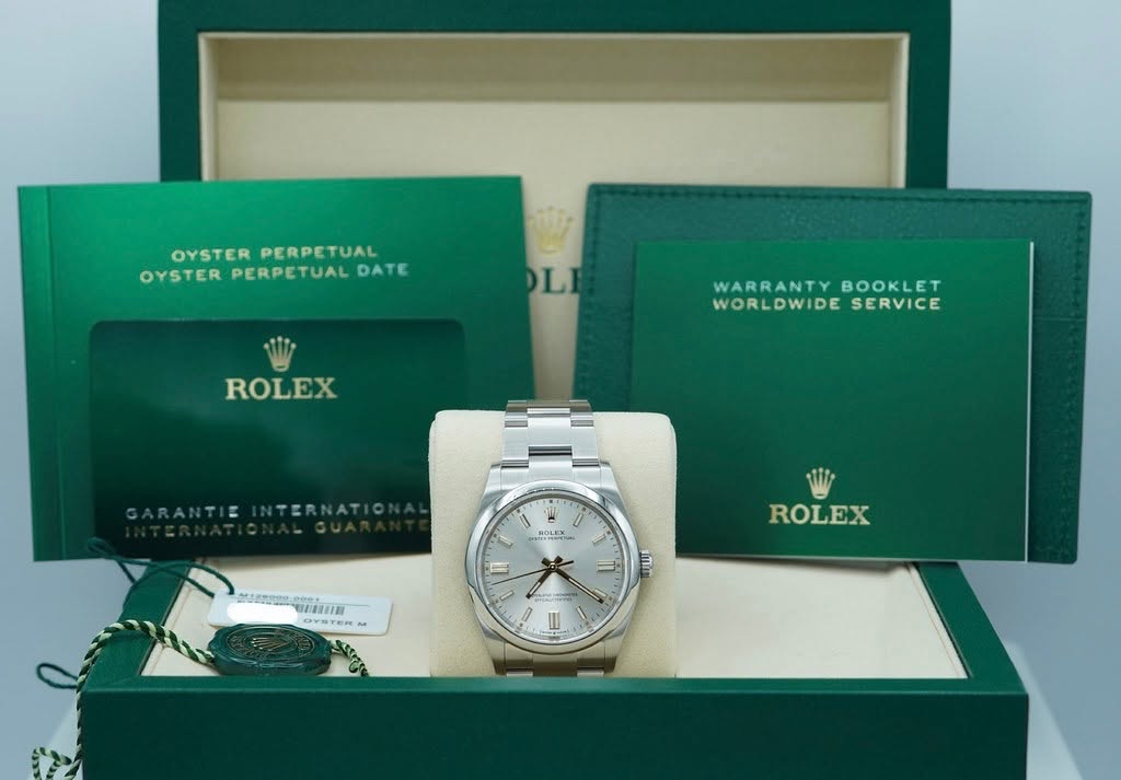 May be an image of wrist watch and text that says 'OYSTER OYSTERPERPETUAL PERPETUAL OYSTER PERPETUAL YSTERPERPETUALD DATE ROLEX WARRANTY WARRANTYBOOKLET BOOKLET WORLDWIDESERVICE…