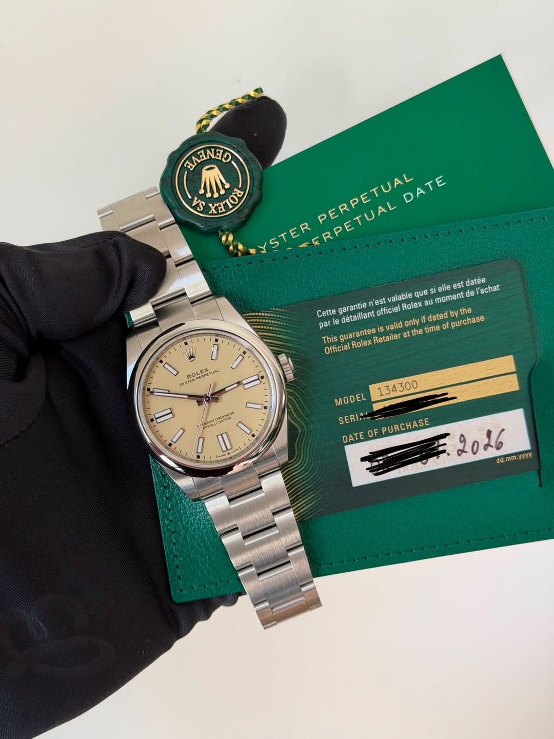 May be an image of wrist watch and text that says 'มักมสิง 4 ססדמא Oo YSTER ERPETUAL PERPETUAL DATE l'achat nest valable que elle est datée Cette détaillant officiel Rolex…