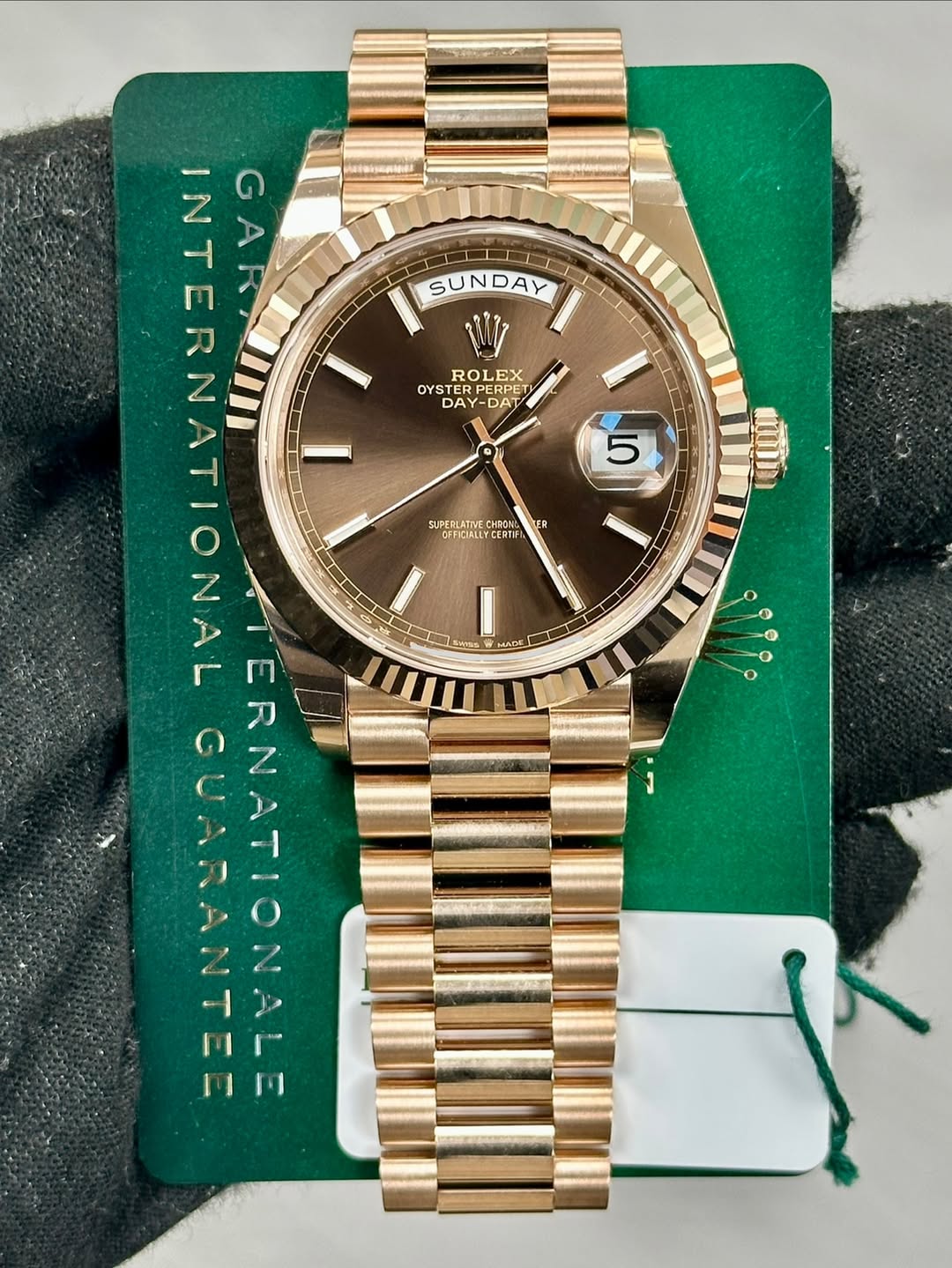May be an image of wrist watch and text that says 'SUNDAY ROLEX OYSTE ERPERPE DAY DAY-DAT DAT 5 SUPERLATIE CHEM OFFICIALLYCERTIF LERTIFI ER ញាេ n NINNTTANNAAA'