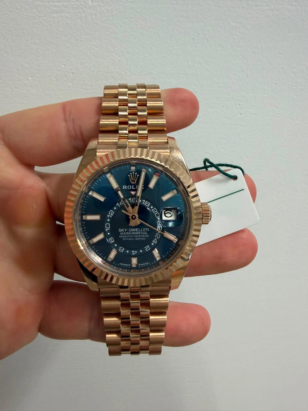 May be an image of wrist watch and text that says 'Ν ROL CYS B 8 9 C E'