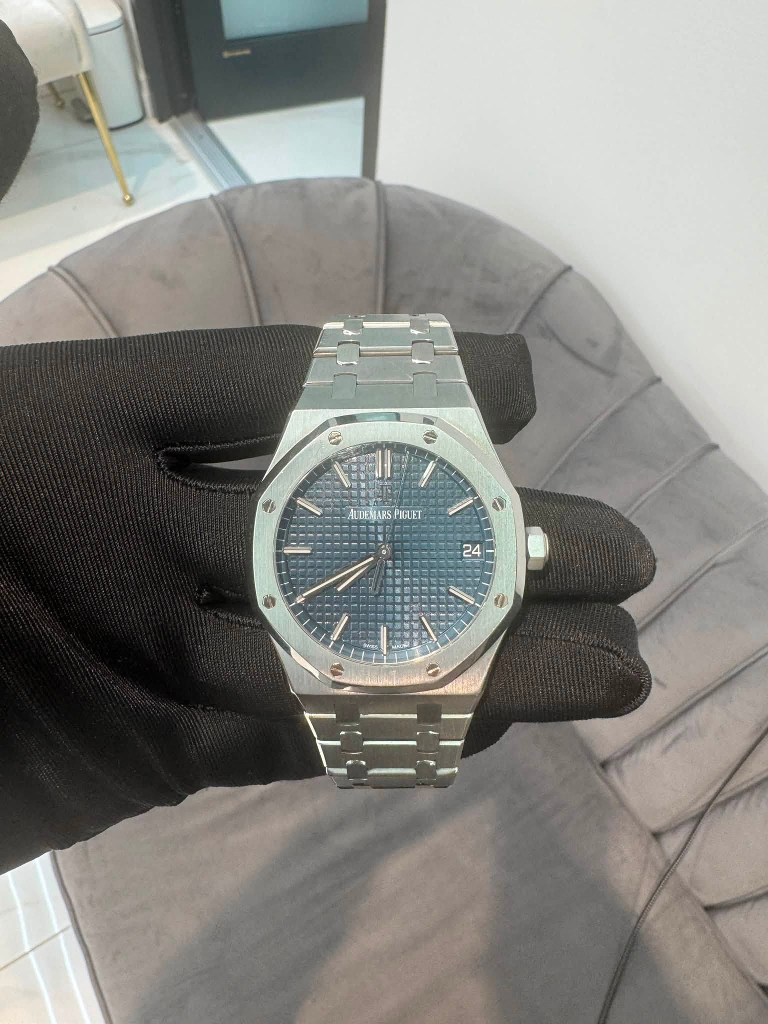 May be an image of wrist watch and text that says 'AUDEMARS PIOLET 24'