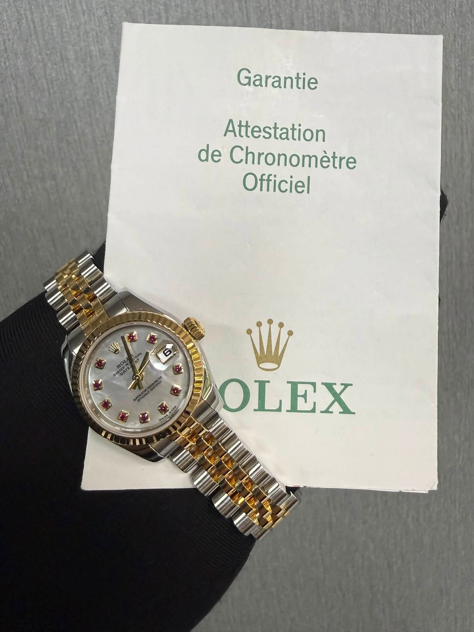 May be an image of wrist watch and text that says 'Garantie Attestation de Chronomètre Officiel 0 V OLEX'