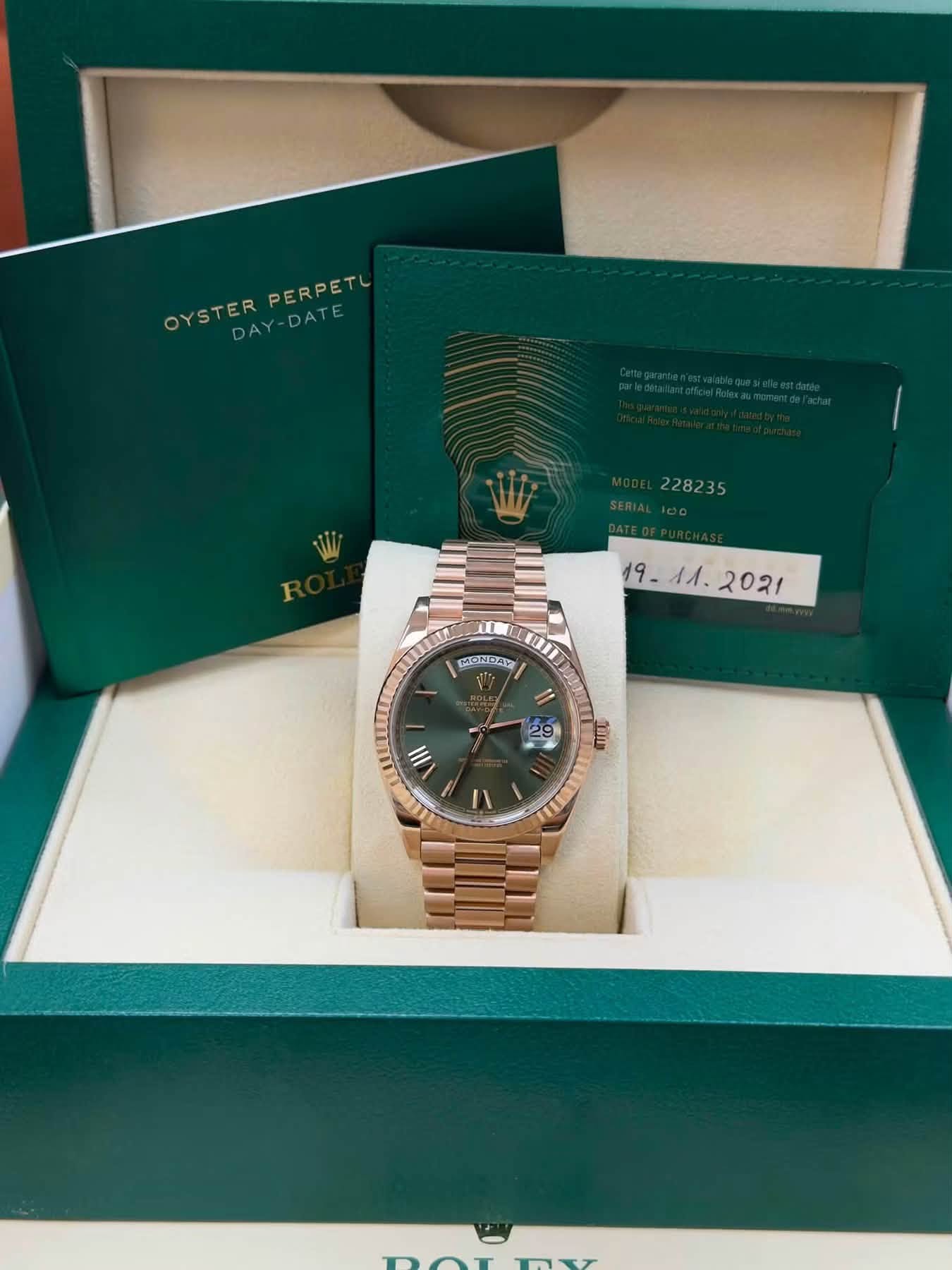 May be an image of wrist watch and text that says 'PERPET OYSTER DAY PERPETL DATE MANIAY 9 III I 1 ١'