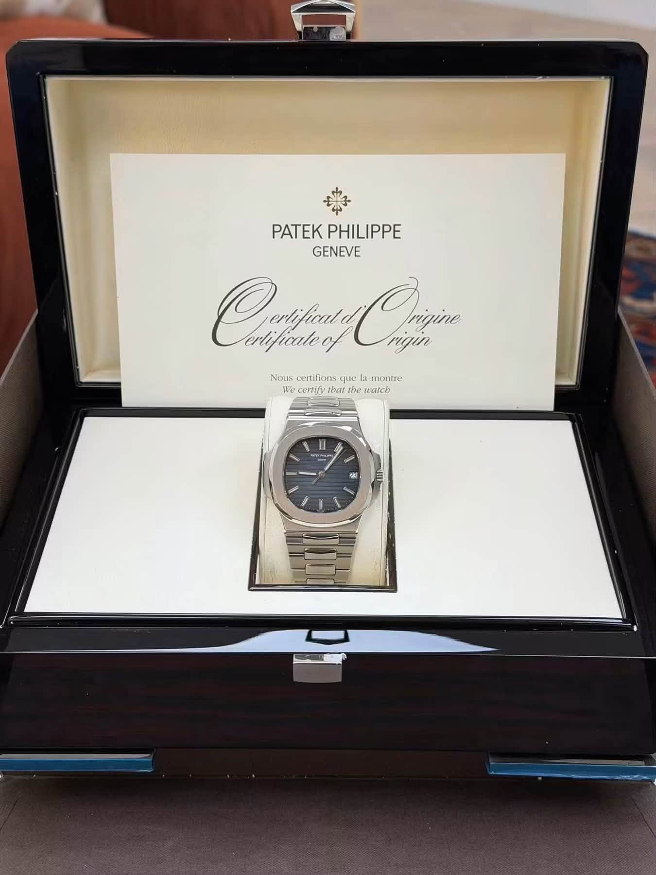 May be an image of wrist watch and text that says '学 PATEK PATEKPHILIPPE PHILIPPE GENEVE Crttun rlificatec/ Chi rigin Nous certifions quela Nous.certfionsquelamontre montre We…