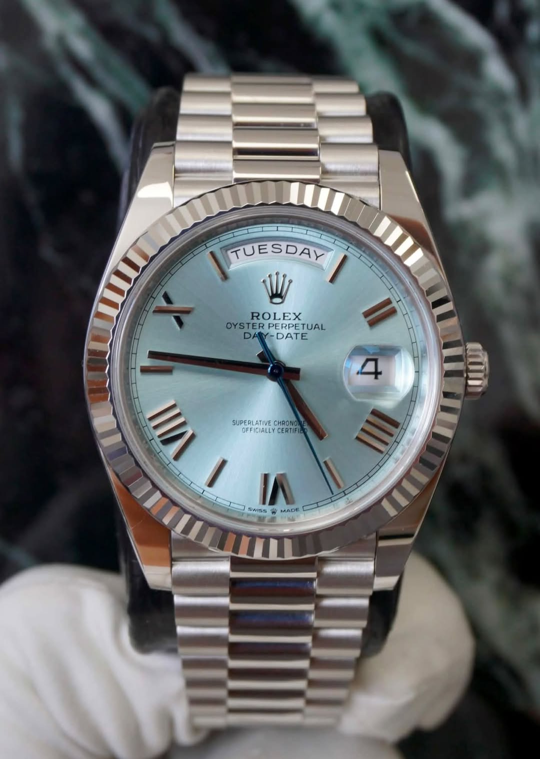 May be an image of wrist watch and text that says 'TUESDAY W ROLEX OYSTER OYSTERPERPETUAL TER PERPETUAL OYST DATE 4 TOI VIII SUPERLATIVE SUPERLALEEP CHRONG OFFICIALLY CERTIF ١ 八…