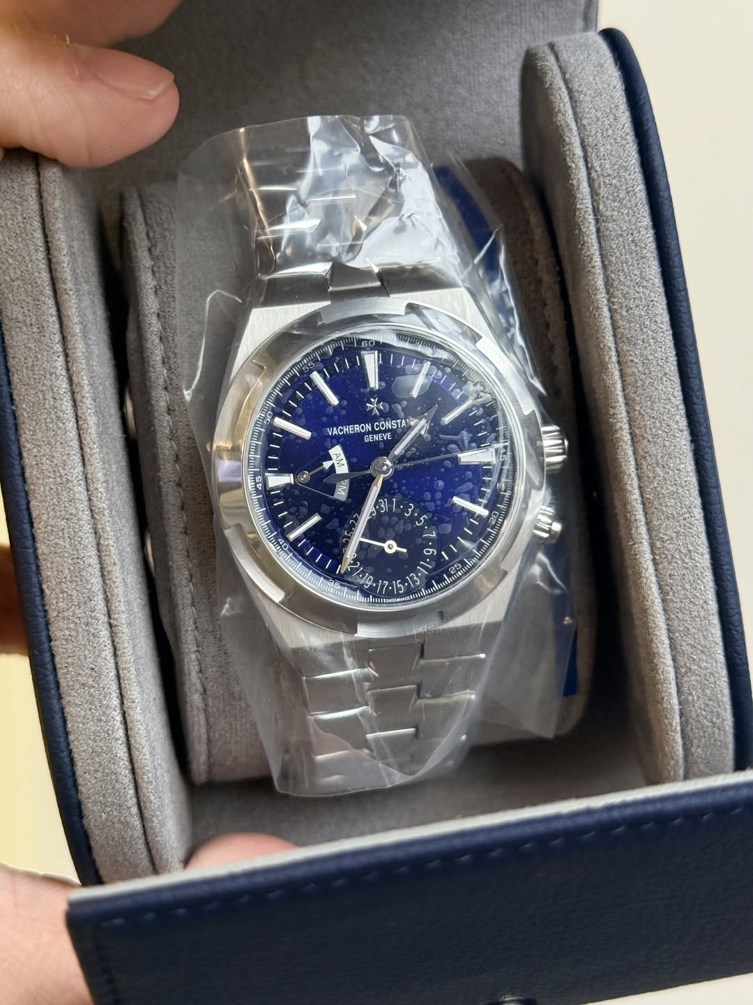 May be an image of digital watch and text that says 'VACHERONCONSTA MEIE VACHERON CONSTAN NENEI GENEIE T 45 ی 311 e A 9. 7 7 • 6 9 U01 17-15 aslu'