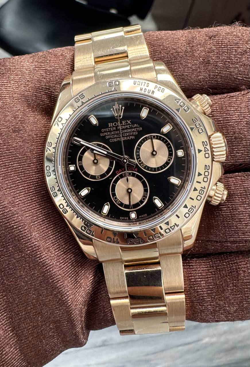 May be an image of wrist watch and text that says '60 65 70 山 75 80 UDITS HOUR PEA C 4 A '
