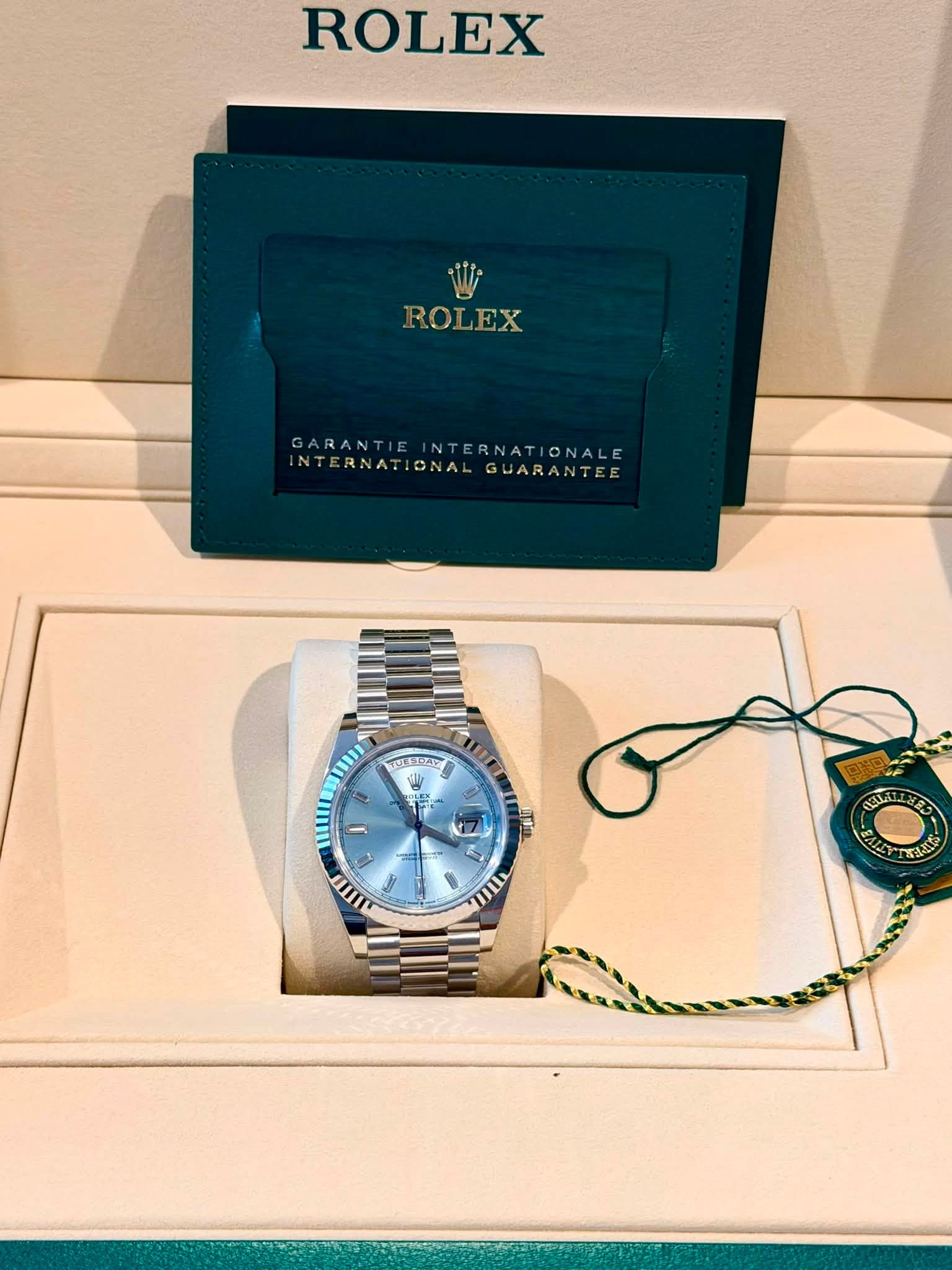 May be an image of wrist watch and text that says 'ROLEX ROLEX NTATION NTERNATIONAL ONA GUARANTEE ARANTIEINTERNATIONALE NTERNATIONA ONALE 塩者は- 1 uI Il E SLR'