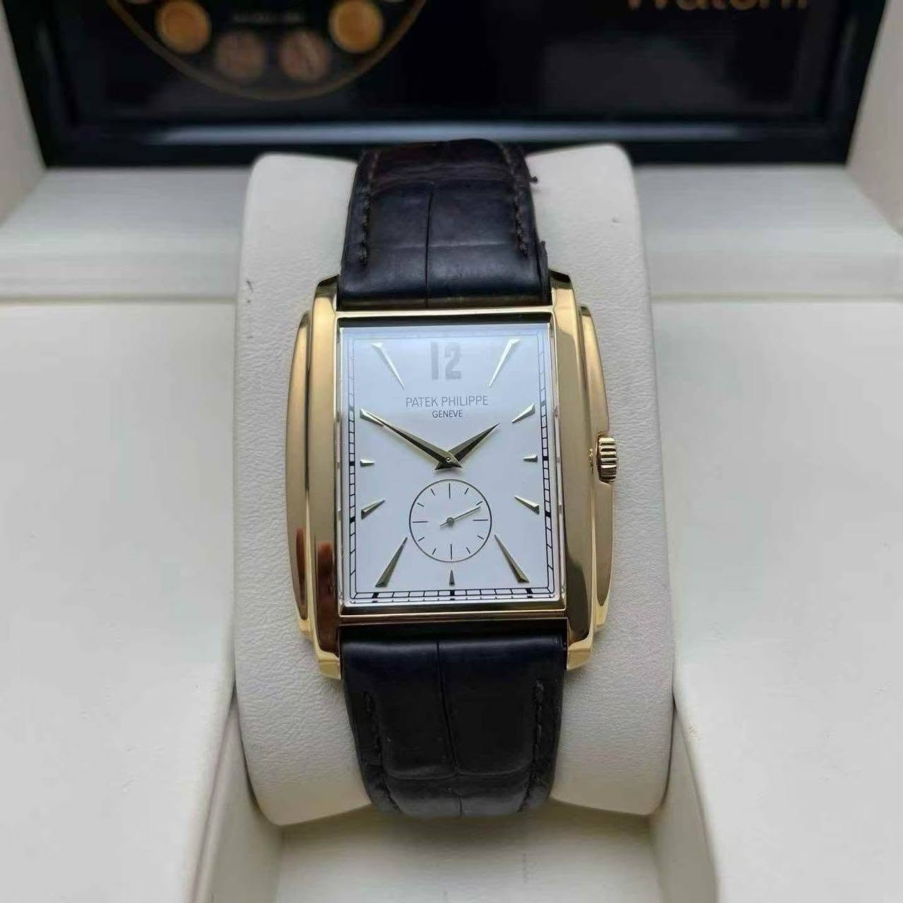 May be an image of wrist watch and text that says '12 12 PUTEKPHILPRE PRE PATEKPHILS GINEIVE GINIVE ١ I 7 1 ١ 1'