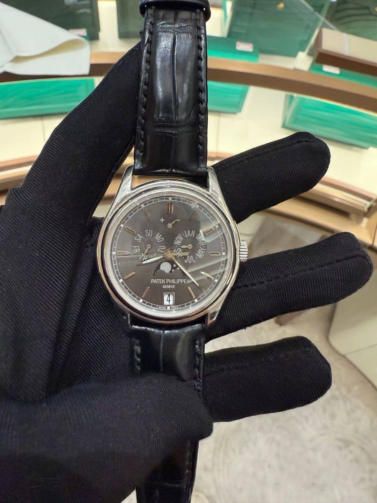 May be an image of wrist watch and text that says 'SII S احي ឆង 海 UL 塩動 PATEKPHILIPPE LIPPE PATEKPH CENEVE 4'