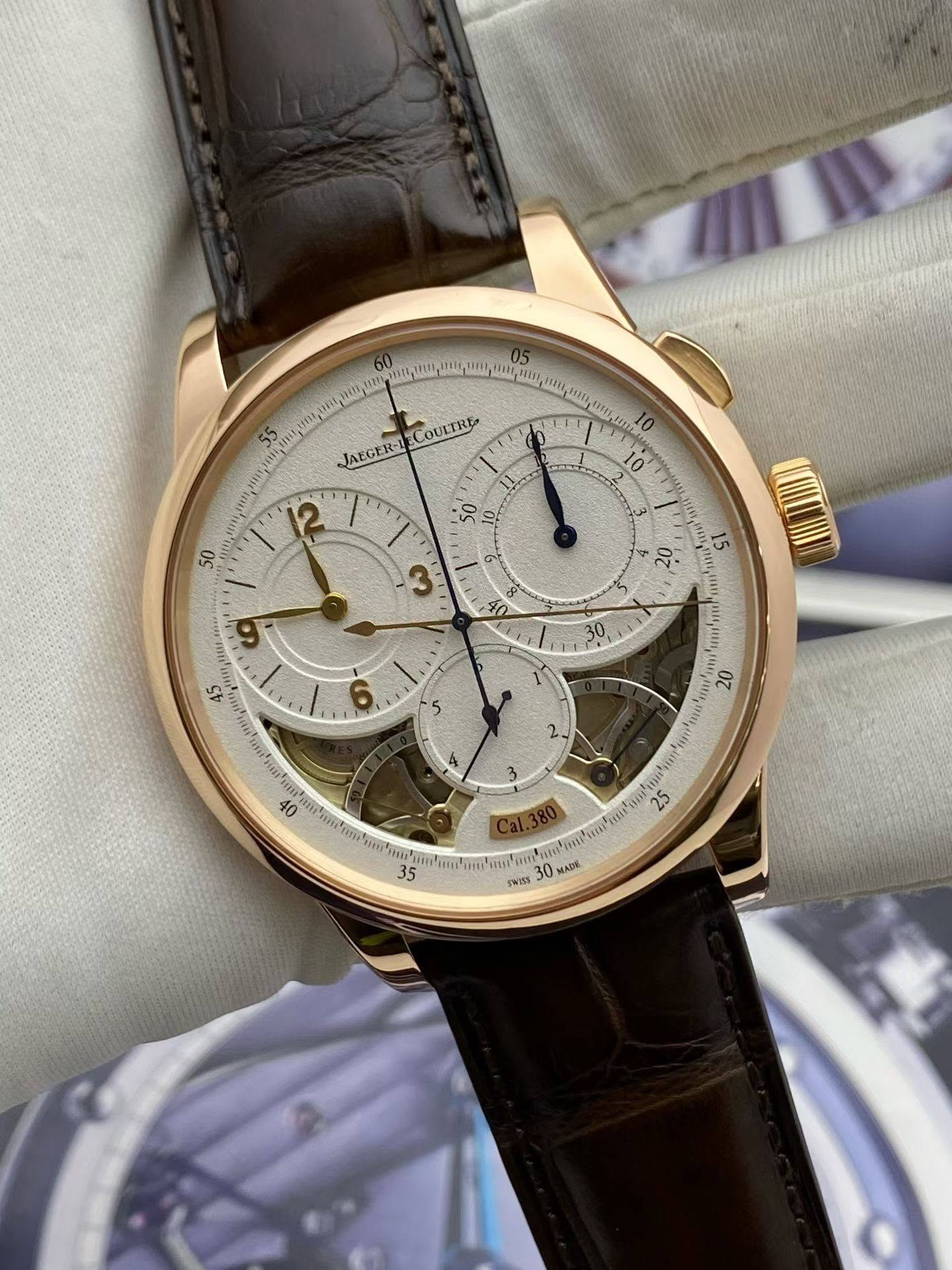May be an image of wrist watch and text that says '05 11 ា COULTRE JAEGER-Z ١ 3 و 15 خه 45 30, ammuces 30 30 MADE Sy'
