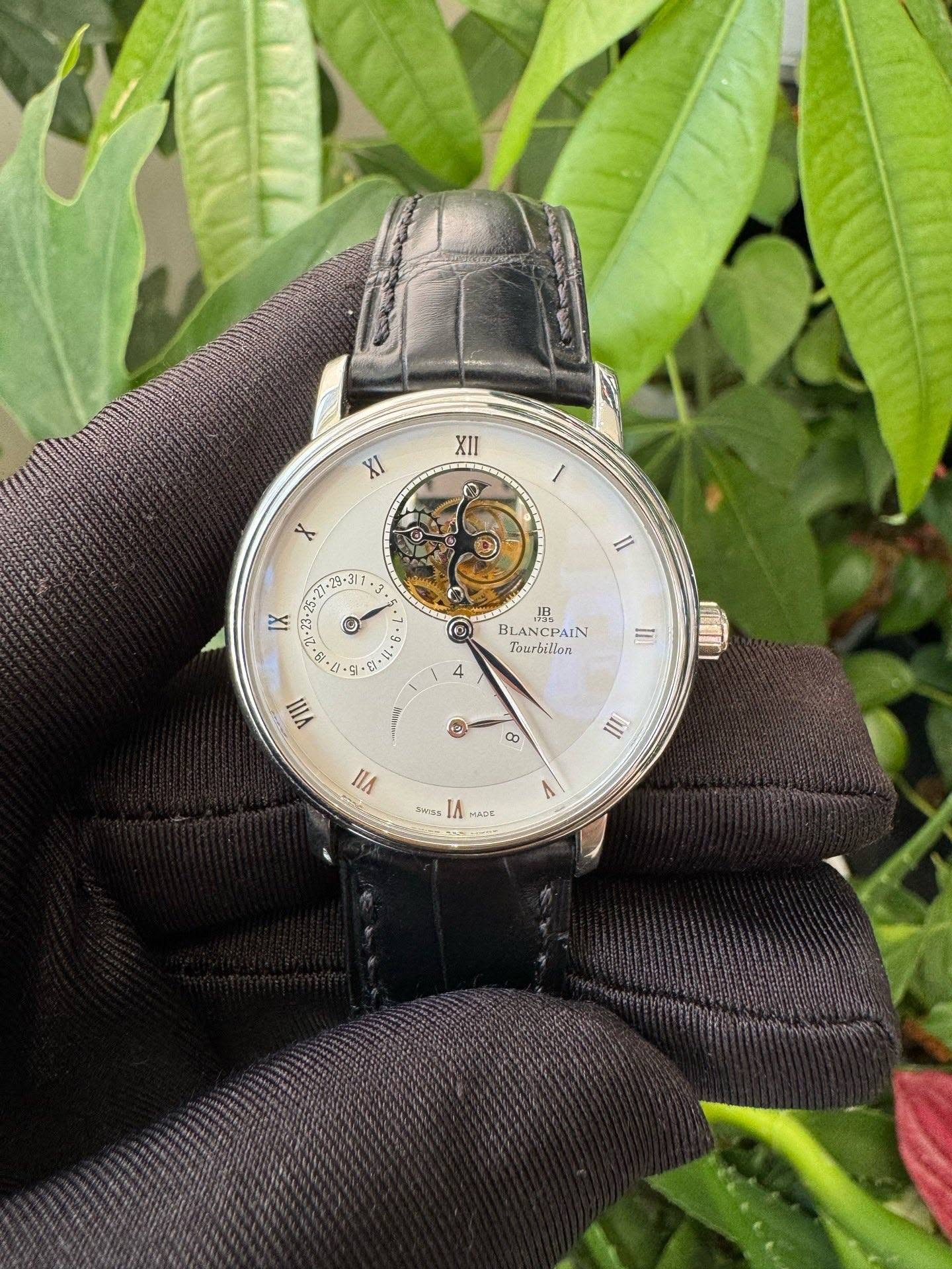May be an image of wrist watch and text that says 'XII I + ١ B 24-317 II IX JH BL BLAN BLANCPAIN PAIN nblwBaл 0 (ls ؟ VIII 4 I E ีทว 0 II I 2MA IA Ha3T A'