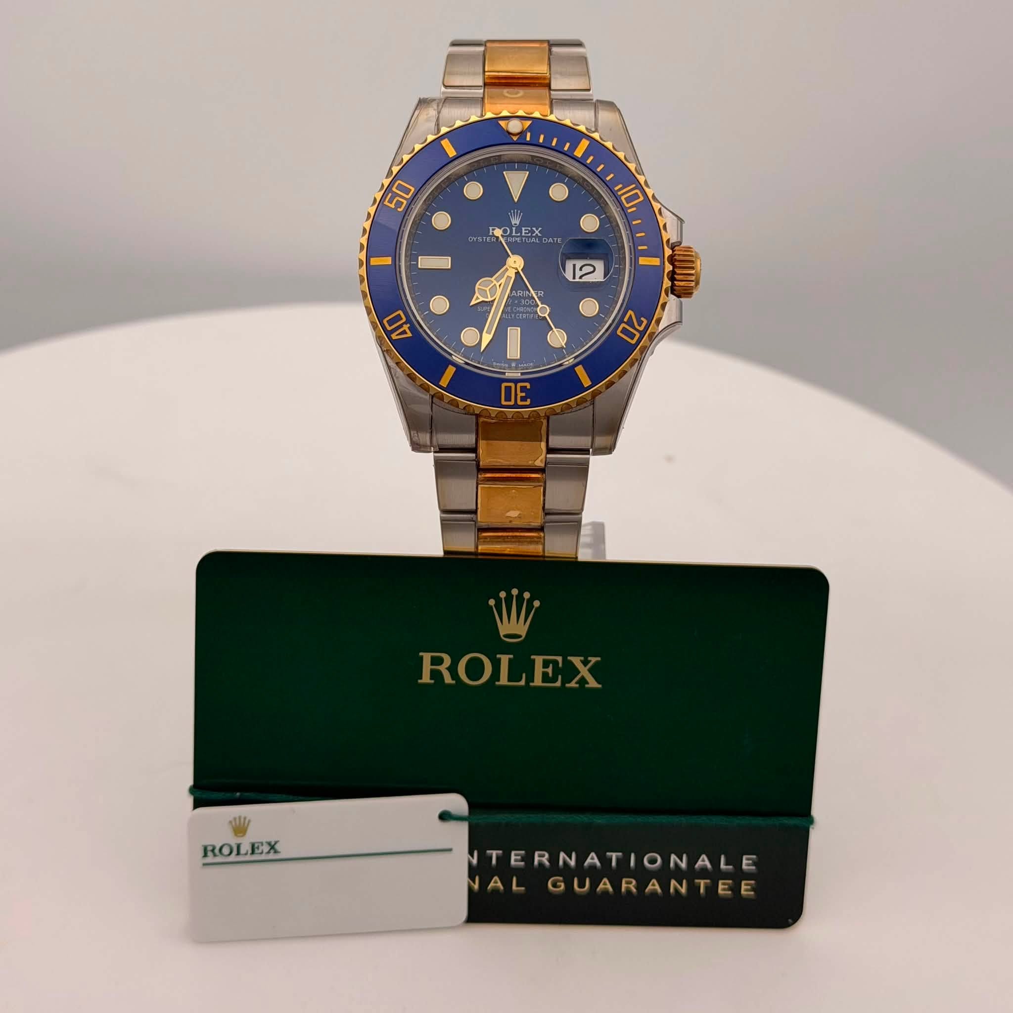 May be an image of wrist watch and text that says '50 LEX W ROLEX ROL ROLEX TERNATIONALE AL GUARANTEE'