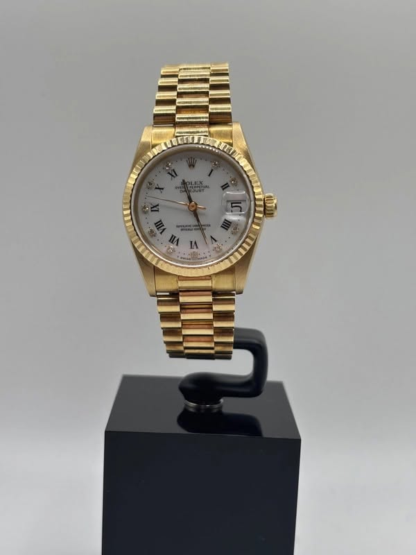 May be an image of wrist watch and text that says 'แิ 5 厚 IA ፔ'