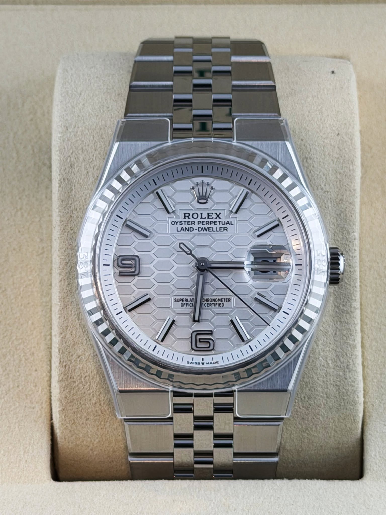May be an image of wrist watch and text that says 'ROLEX WI OYS OYSTER PERPET PERPETUAL TUAL UAL LAND -DWELLER மி יציו SUPERLAT CHRONOMETER TER OFFICI 51 CERTIFIED G SWISS WSs…