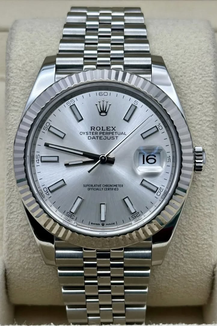 May be an image of wrist watch and text that says ' D ROLEX OYSTER OYSTERPERPETUAL PERPETUAL DATEJUST I SUPERLATIVE SUPERLATINECHRONOMETER CHRONOMETER OFFICIALLYCERTIFIED CERTIFIED…