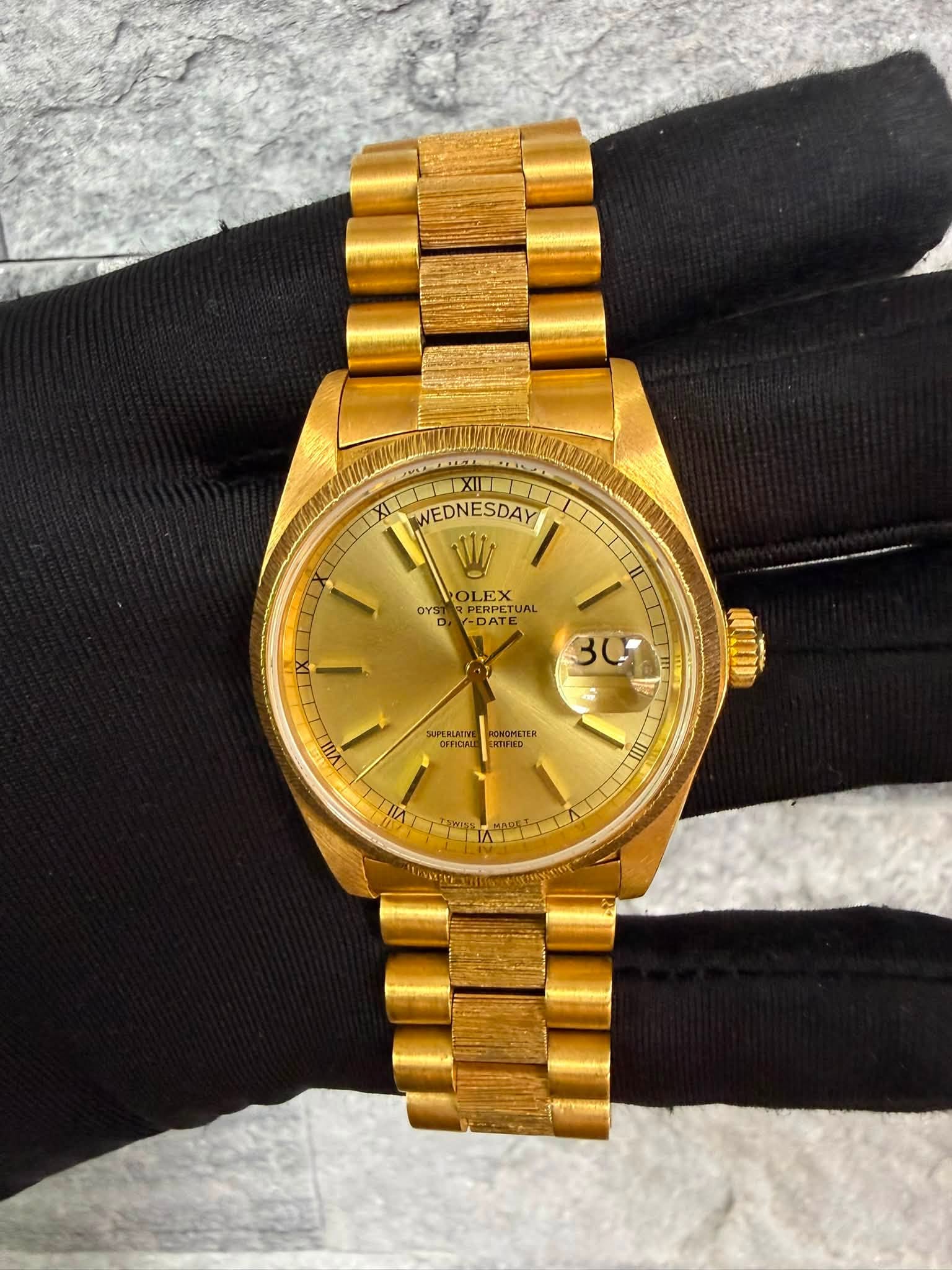 May be an image of wrist watch and text that says 'XL WEDNESDAY OLEX EX OYS RPERPET PERPETUAL TUAL DATE DATE DATI 30 UPERLAUIN OFFICAL HIIT VIILL VIII NOMETER И II Ⅲ VII'