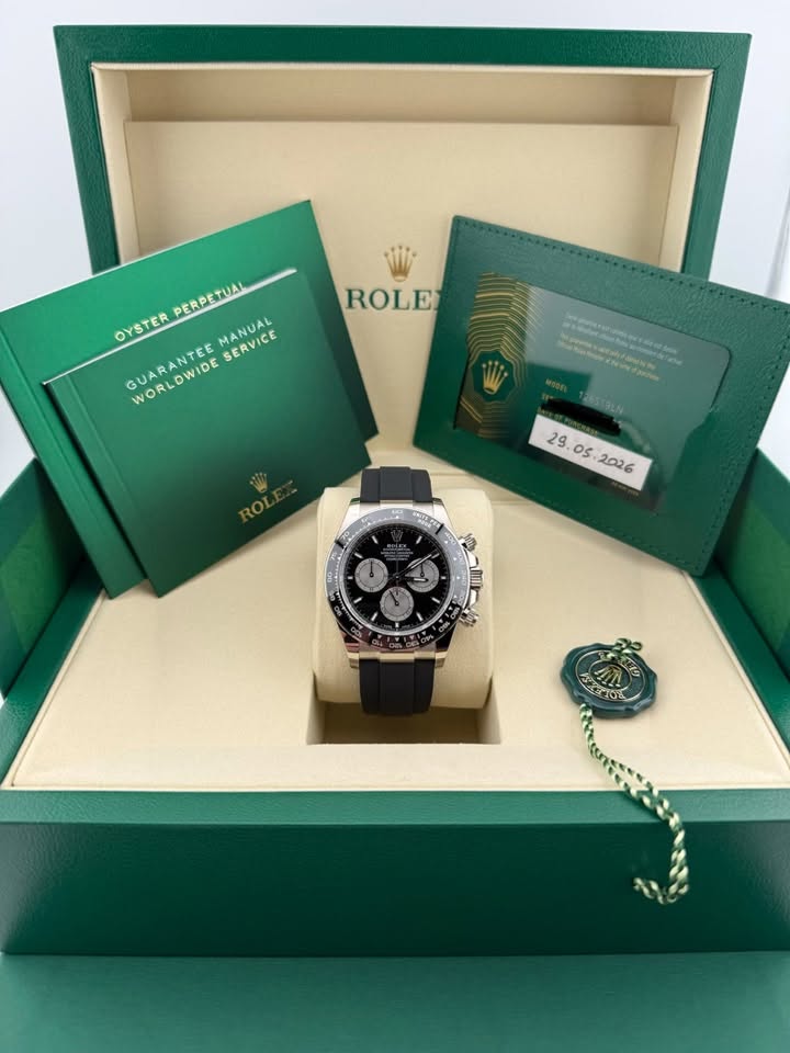 May be an image of wrist watch and text that says 'ROLE PERPETUAL OYSTER GUARANTEE MANUAL SERVICE WORLOWIDE H 1285T9LN o5. 2026 십F IN CEUT'