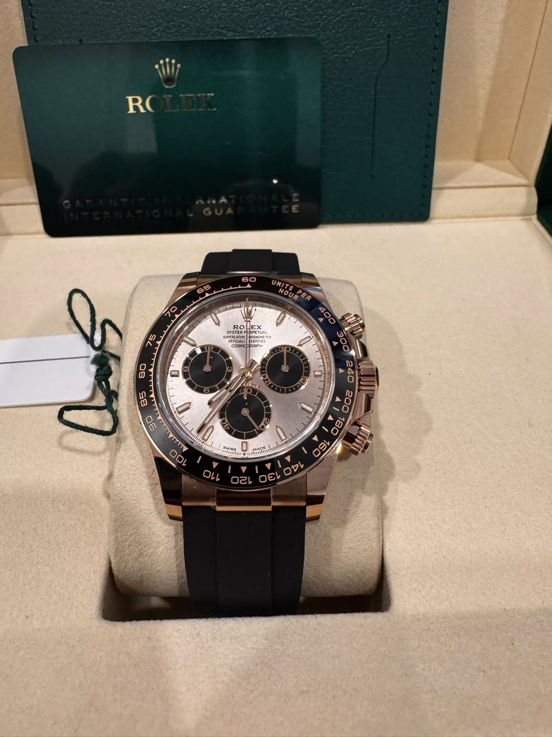 May be an image of wrist watch and text that says 'RO UNIT NIGURER HOUR 100 lah O0 O 0 教 0a S OLL E 0τι W ល'