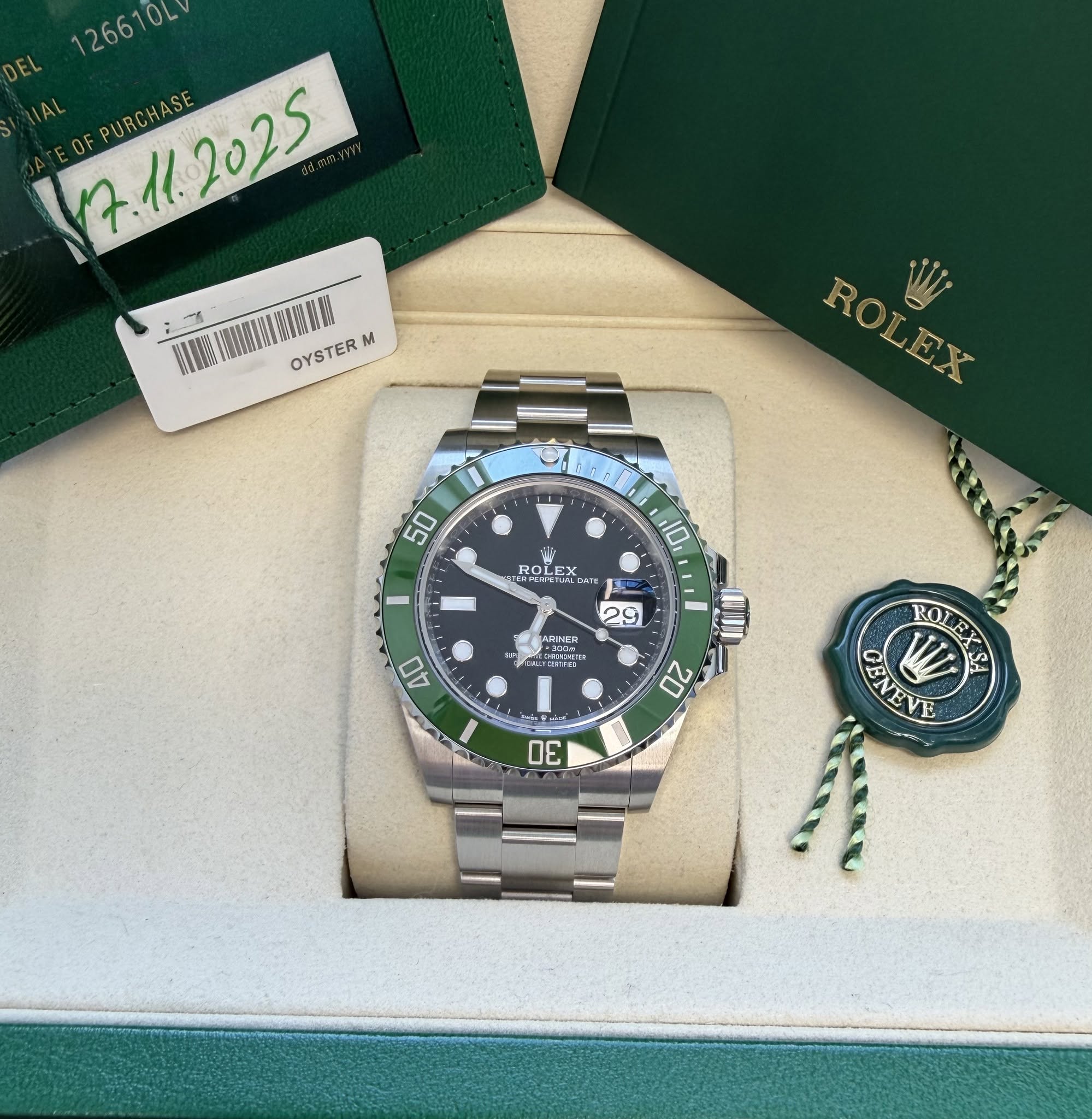 Puede ser una imagen de reloj de pulsera y texto