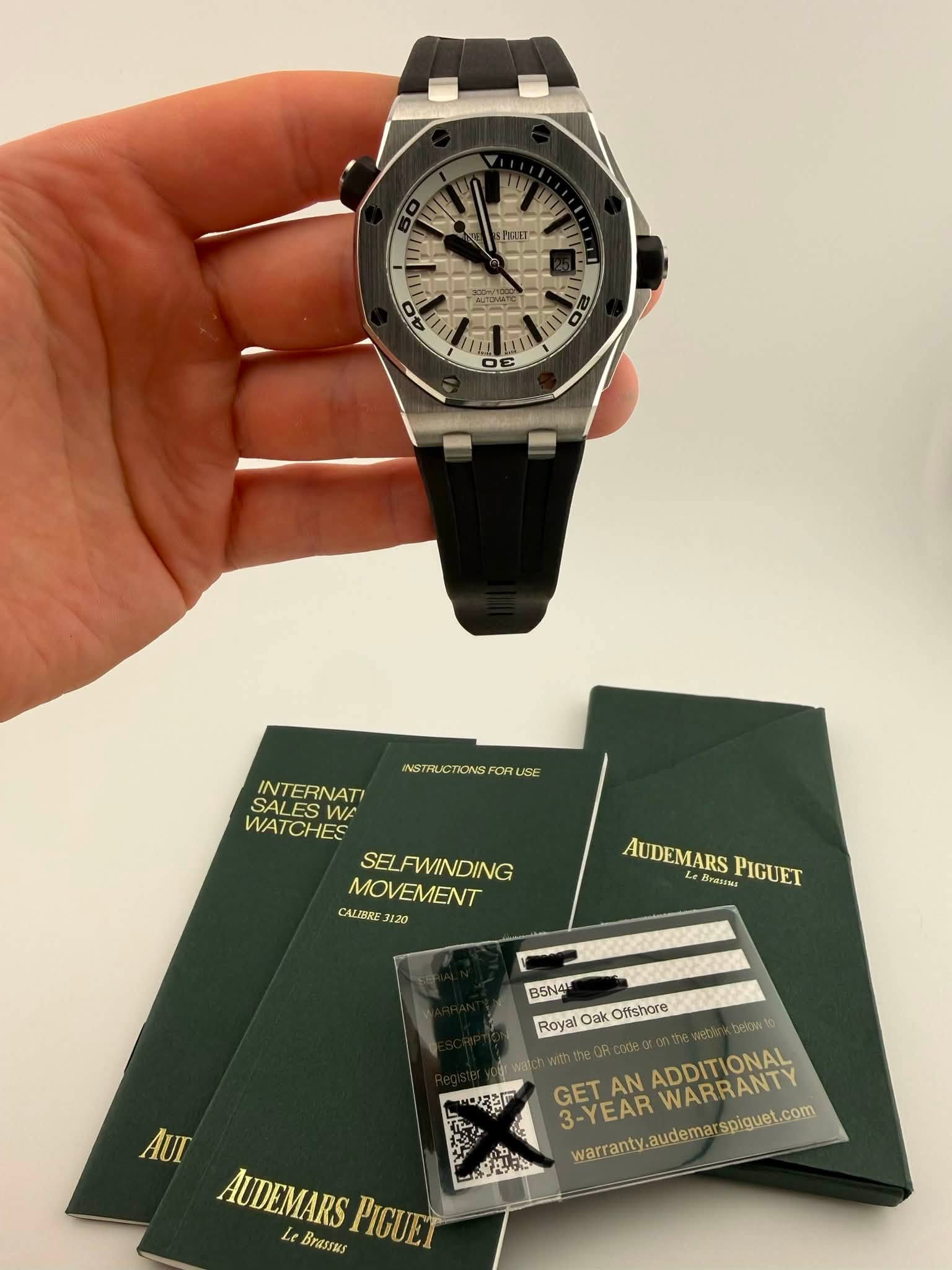 May be an image of wrist watch and text that says 'O D0 NSTRUCTIONSFORUSE ASTRL/CTIONSFORUSE INTERNATI WATCHES LESWA WA SELFWINDING MOVEMENT CALIBRE 3120 AUDEMARS Brasusa PIGUET Le…