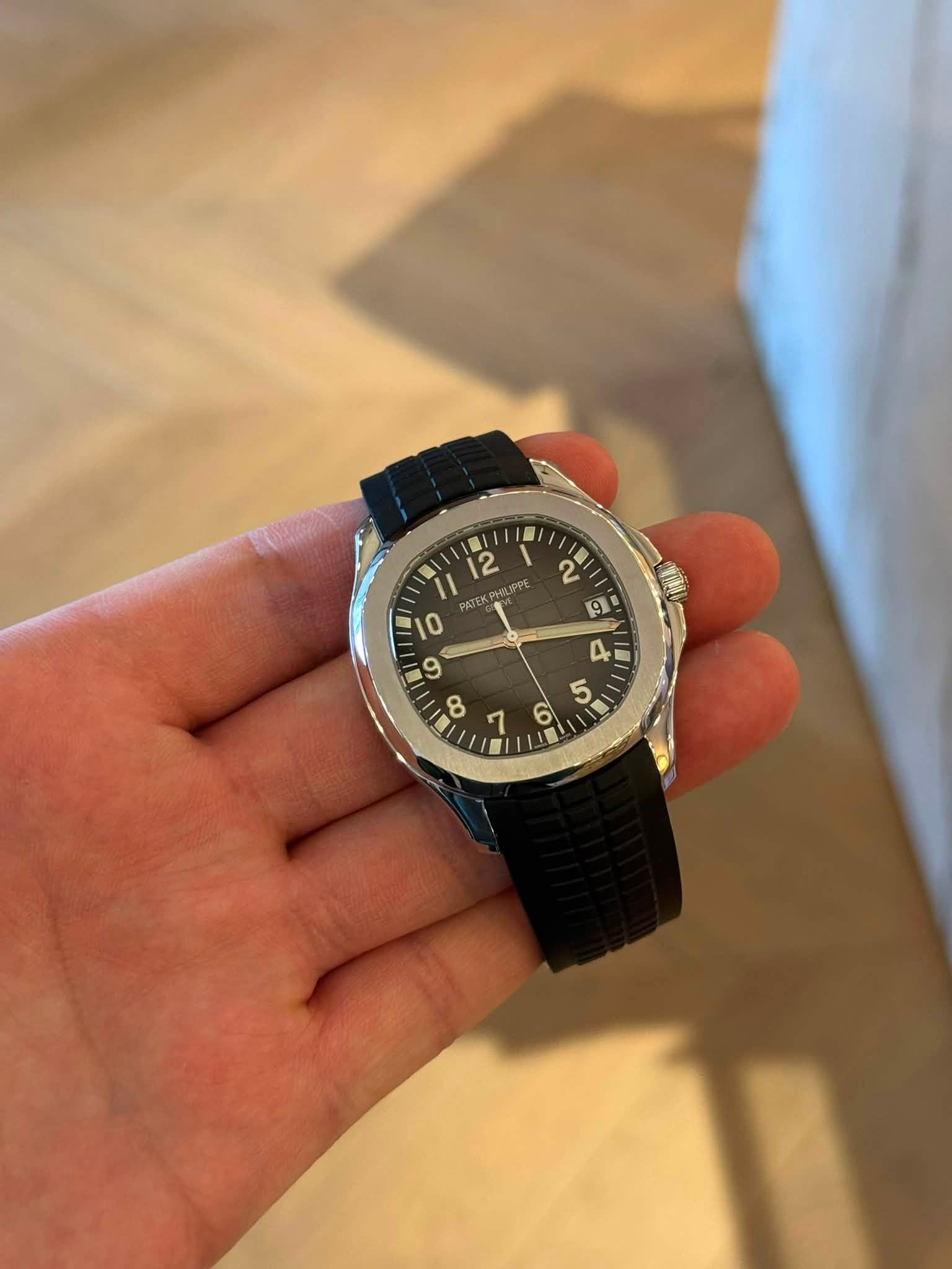 May be an image of wrist watch and text that says '2 2 I LIPPE PATE 0 9 8 9 mu 4 5 6 7'