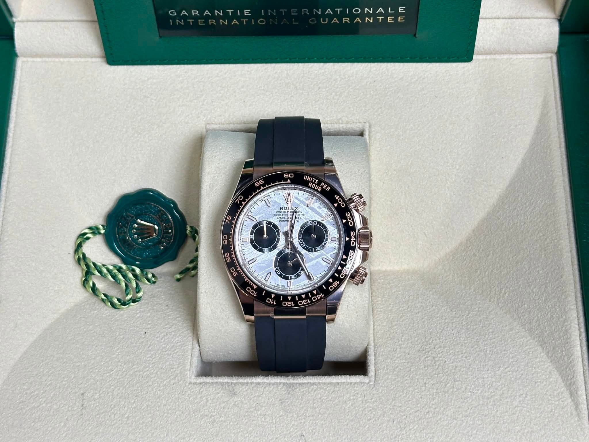 May be an image of wrist watch and text that says 'GARANTIE NATIONALE E ARANTEE 70 min UNNOUR UNITS HOUR ER S P O 0 neV GL SL 맛 OEL ー ロダ X 0 ロこ'