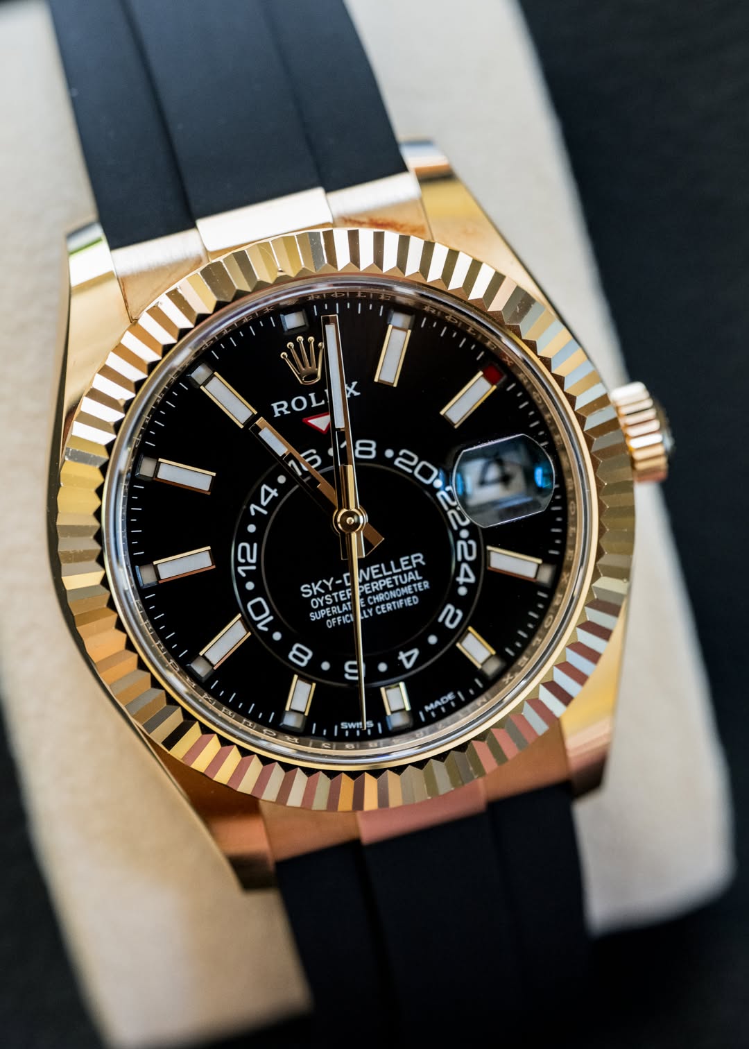 May be an image of wrist watch and text that says 'ROL X I I 15 18 20・22.2 လ 14 I 12 NELLER SKY-C PERPETURL SKY-CWELLER TUAL A 10 PUTEDAT OYSTEF CHRONOMET CERTIFIED CHRONOMETER…