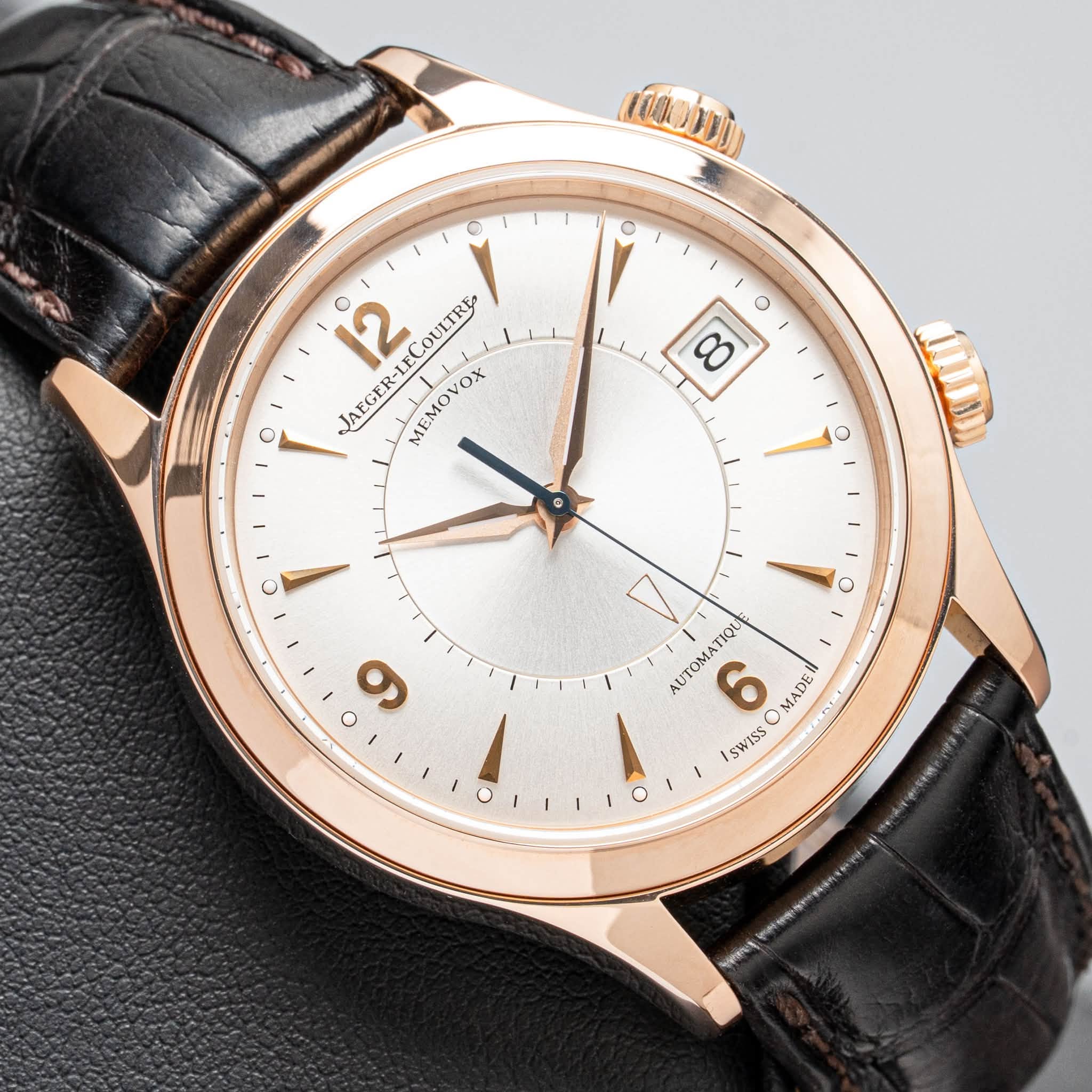 May be an image of wrist watch and text that says '(000000) O ٥ 12 JAEGER-LECOULTRE AEGER-LFCOr ECOULTRE MEMOVOX ٥ 8 o o o O o 9 ΛυΤΑΤΟΥ τ 6 MADE SWISS o'
