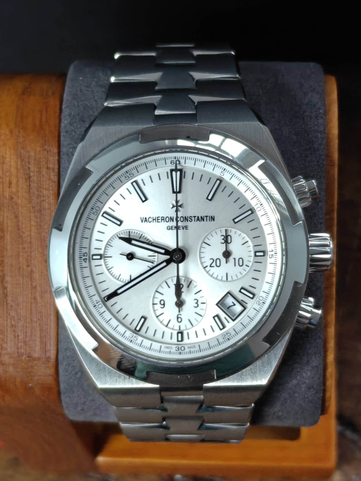 May be an image of wrist watch and text that says 'l' VACHERON VACHERONCONSTANTIN CONSTANTIN GEN EVE 10ME መ T u 30 α D 3 7 O D Hs 30'