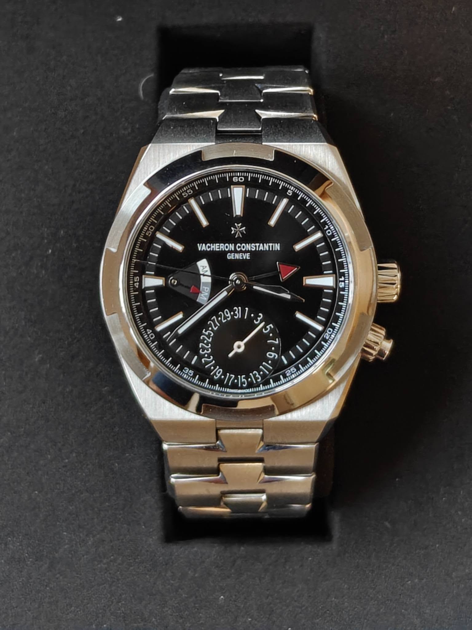 May be an image of digital watch and text that says 'VACHERONCONSTANTIN VACHERON CONSTANTIN GENEVE Z /1 3 Wd ٧ 9 • TO 25'