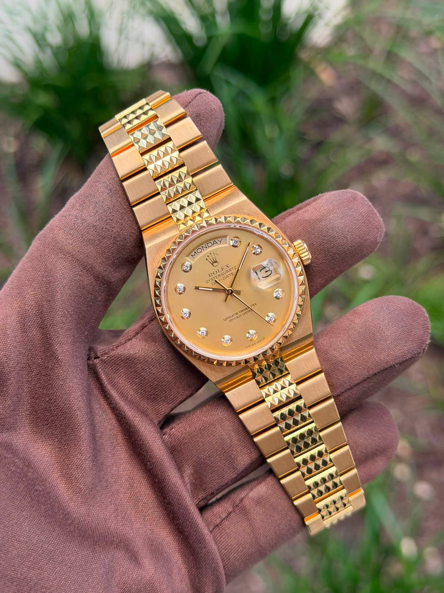 May be an image of wrist watch and text that says 'MONDAY せフ G MOLEX STERQUARTZ CA 2 1D 愛 F'