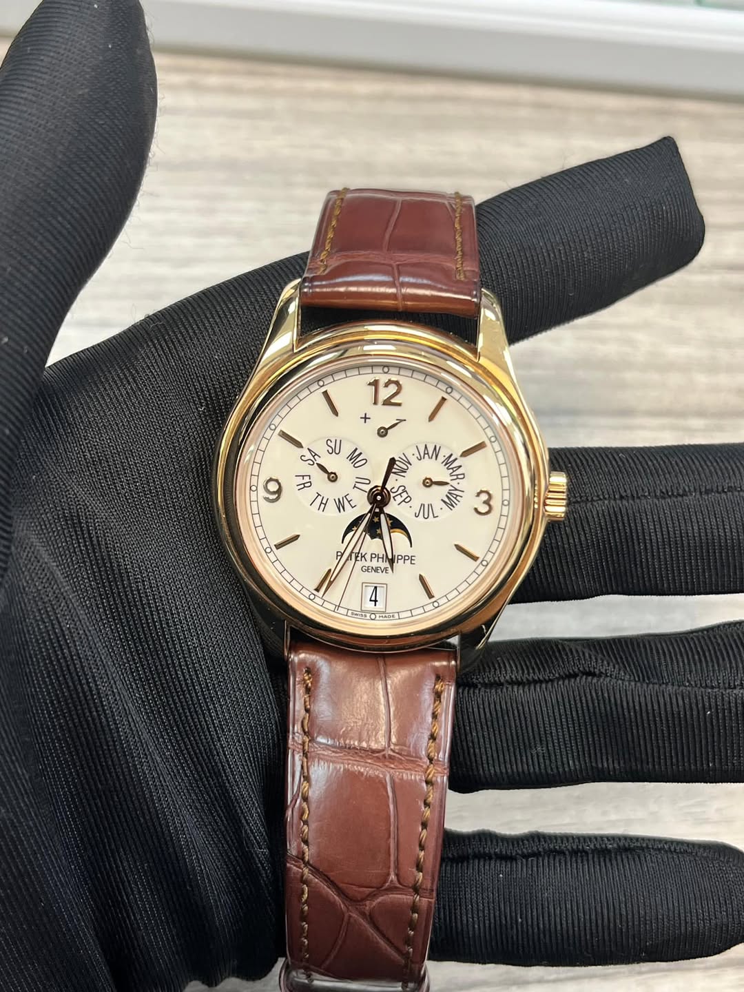 May be an image of wrist watch and text that says 'L O 12 + e eu MO 9 T O Η اا JAN sy R AUL MAY က A PHOPPE PPE GENEVE 4 5'
